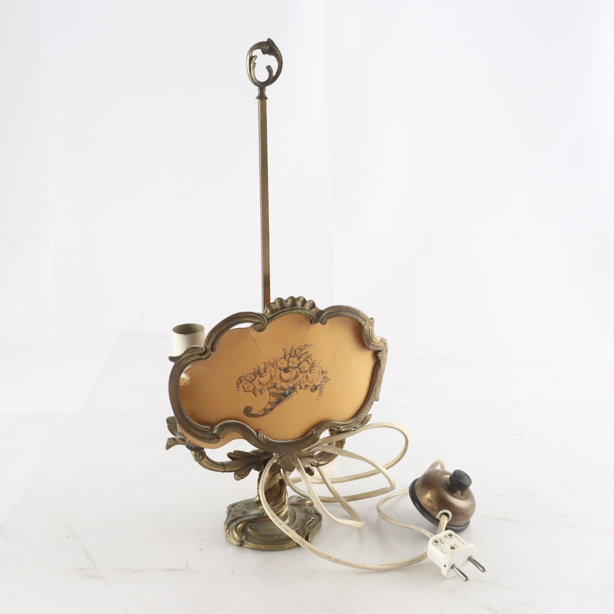 Bordslampa, Mässing, Rokokostil, 1900-talets mitt. Samfraktas ej.