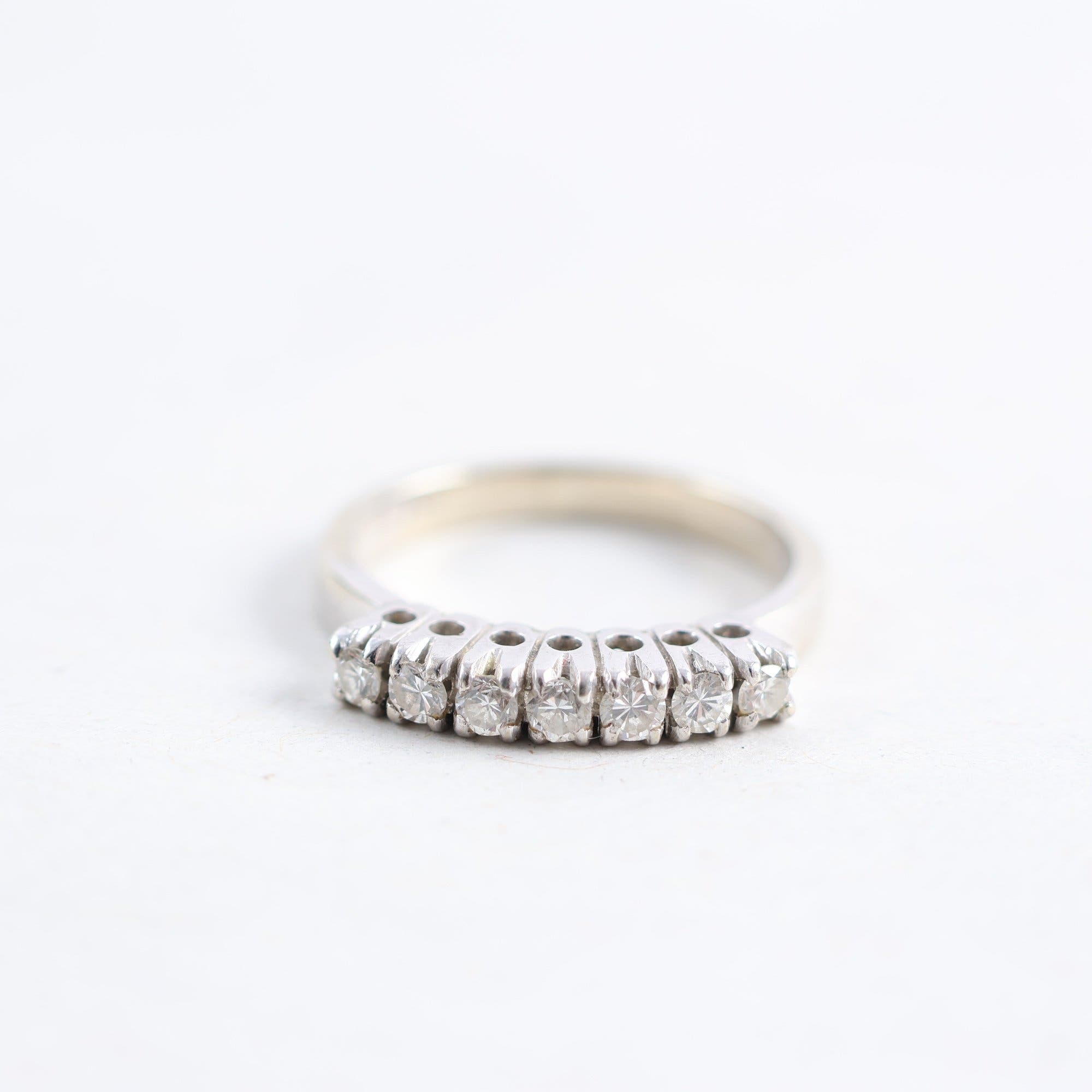Ring, vitt guld 18k, stenar, brv: 2.8g