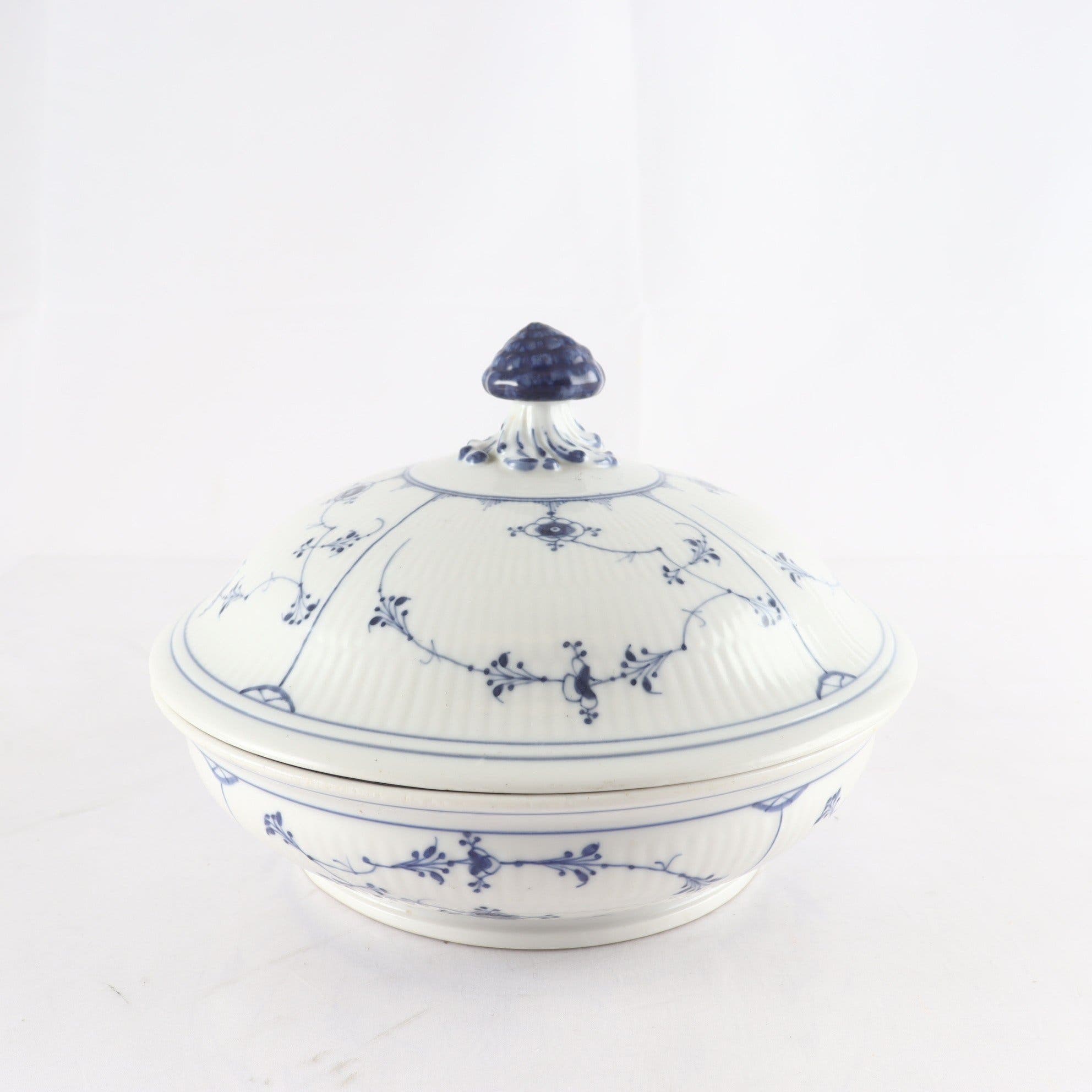 Terrin med lock, porslin, Royal Copenhagen. Samfraktas ej.