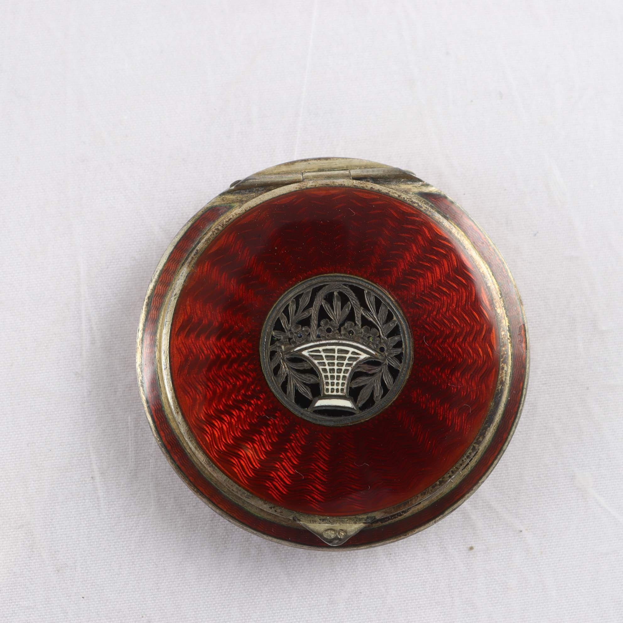 Puderdosa med spelgel, sterlingsilver, röd guilloché emalj, Ges Geesh