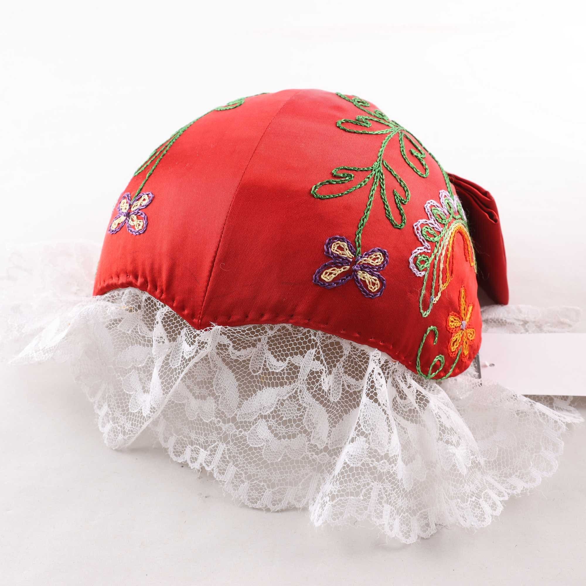 Hätta till folkdräkt, Öja mössa, röd, broderad.