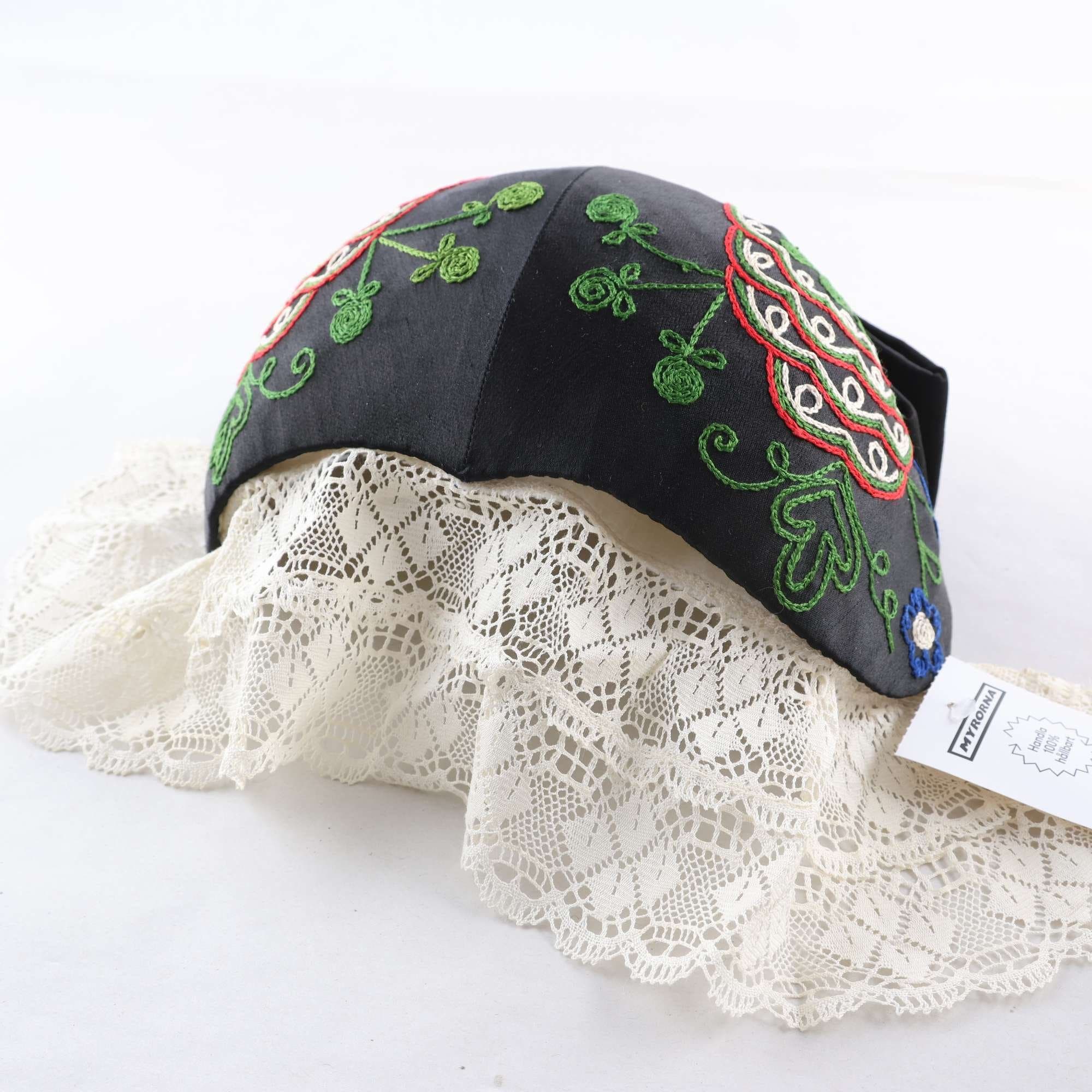 Hätta till folkdräkt, svart, broderad.