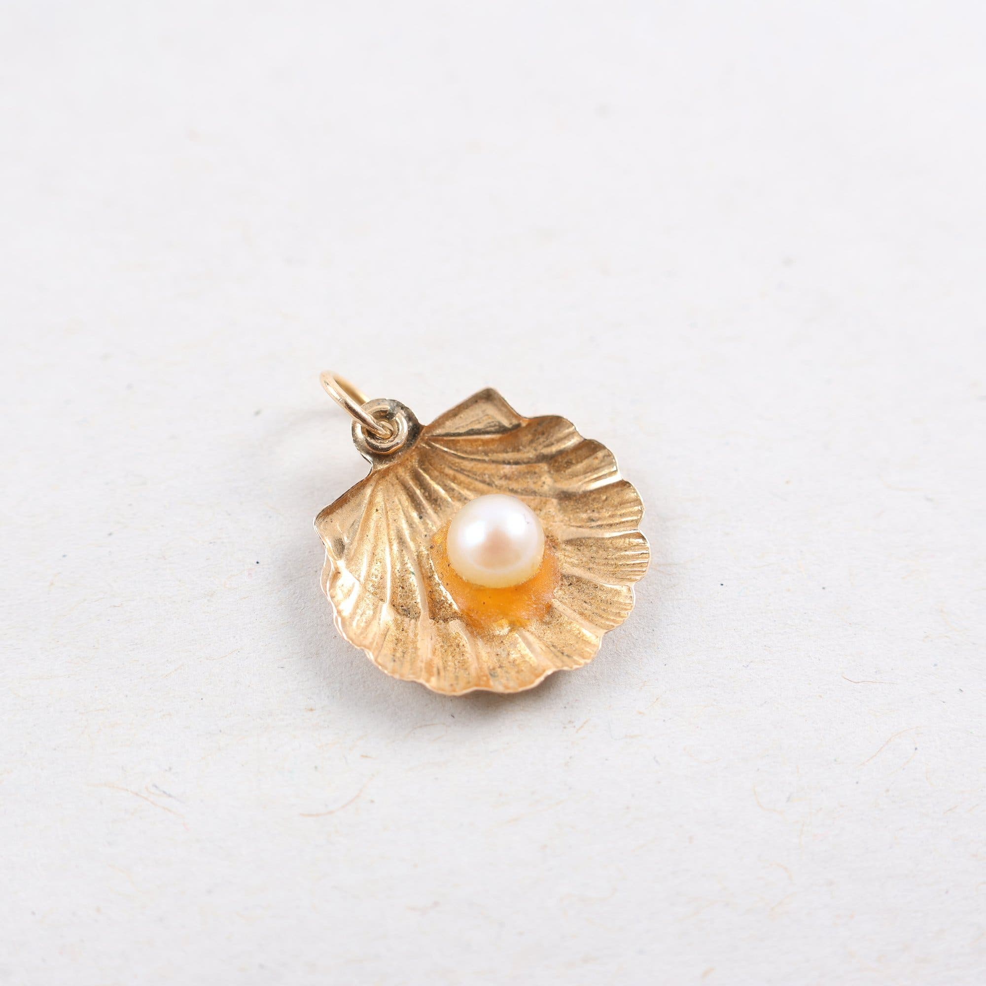 Hänge, guld 14K, odlad pärla, snäcka, brv: 0.4g