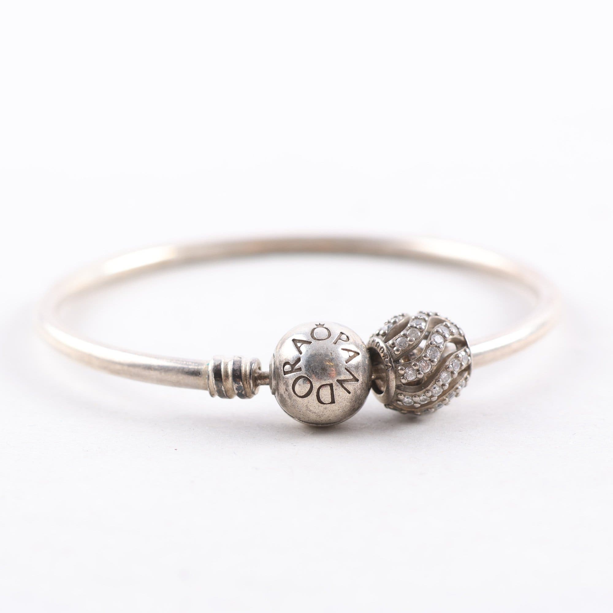 Armring, Pandora, silver 925, en berlock med sten. Vikt: 10.2g
