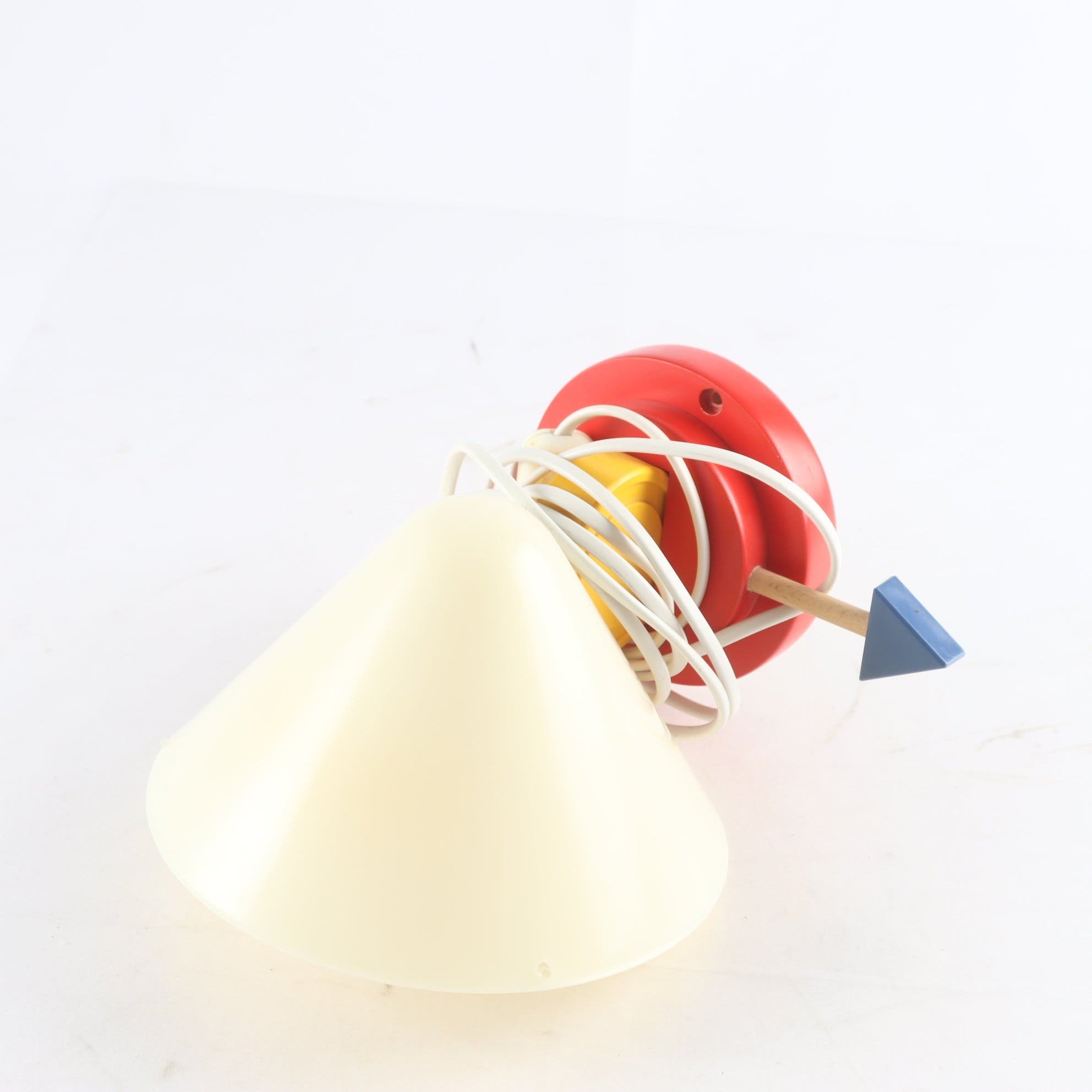 Vägglampa, IKEA, Ettore Sottsass, ”Stoja”, Plast och trä. Samfraktas ej.