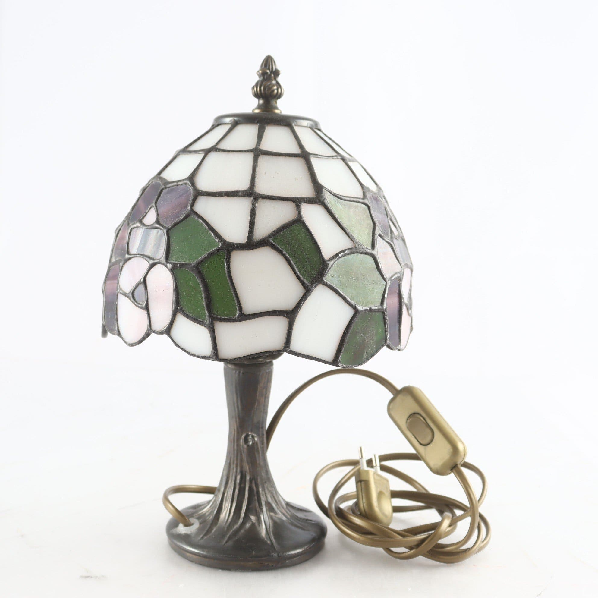 Bordslampa, tiffanystil. Samfraktas ej.