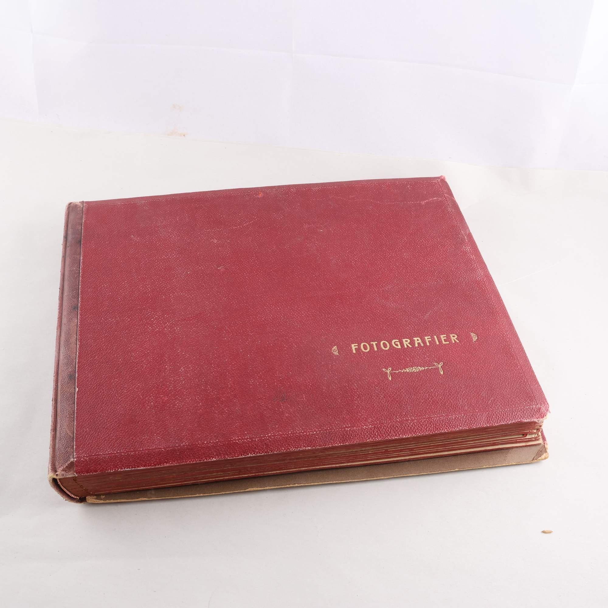 Fotoalbum, ca 1900-talets början/ första hälft. Samfraktas ej