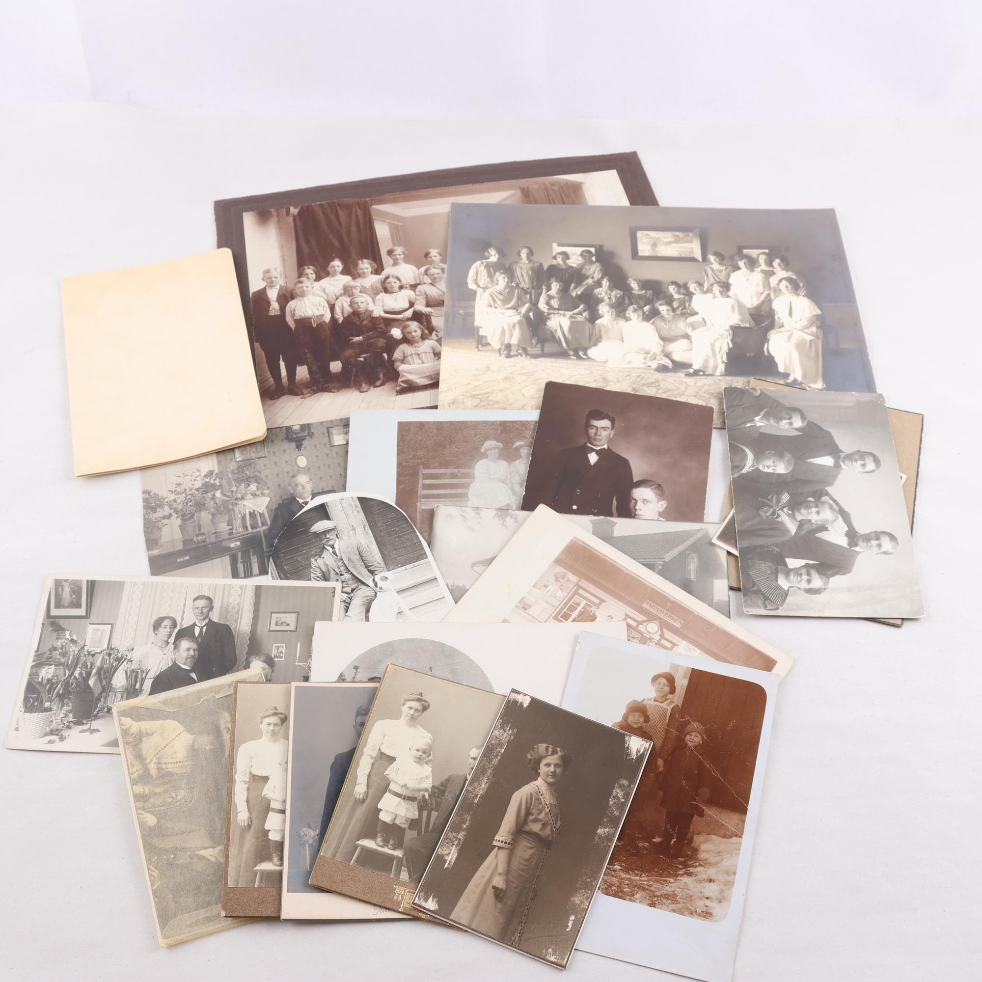 Samling med fotografier, ca 1900-talets början/ första hälft