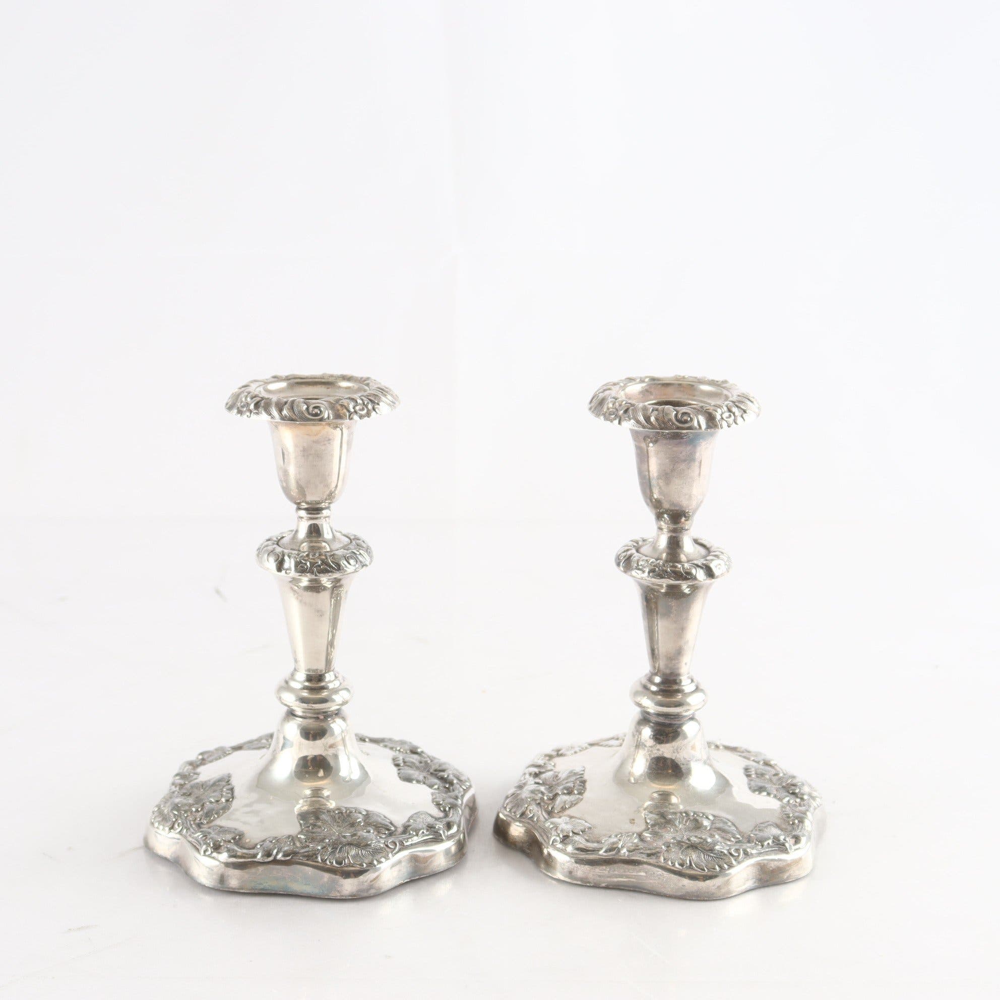 Paret ljusstakar, nysilver, rokokostil, 1900-talets första hälft
