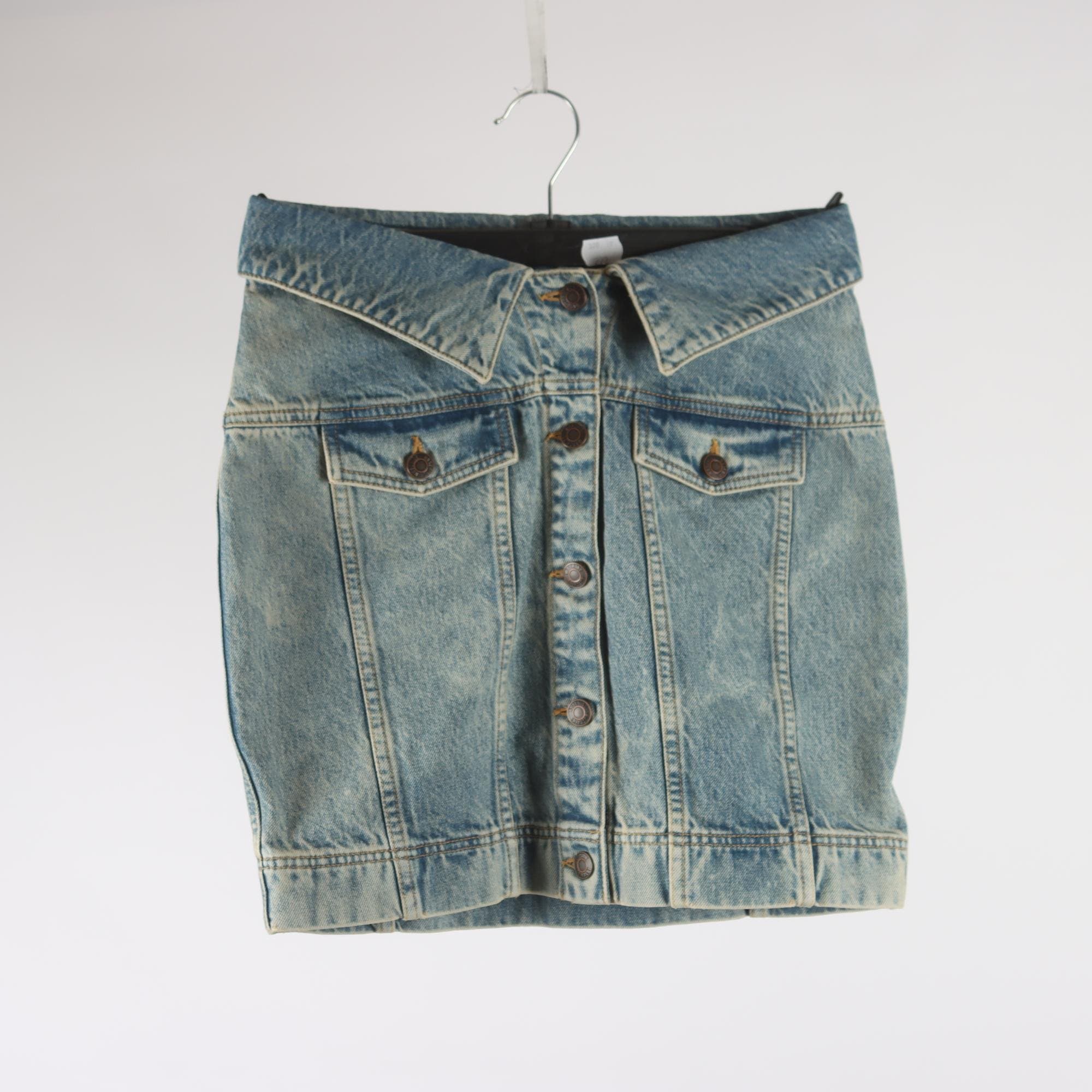 Jeanskjol, H&M x Moschino, blå, stl. 36.