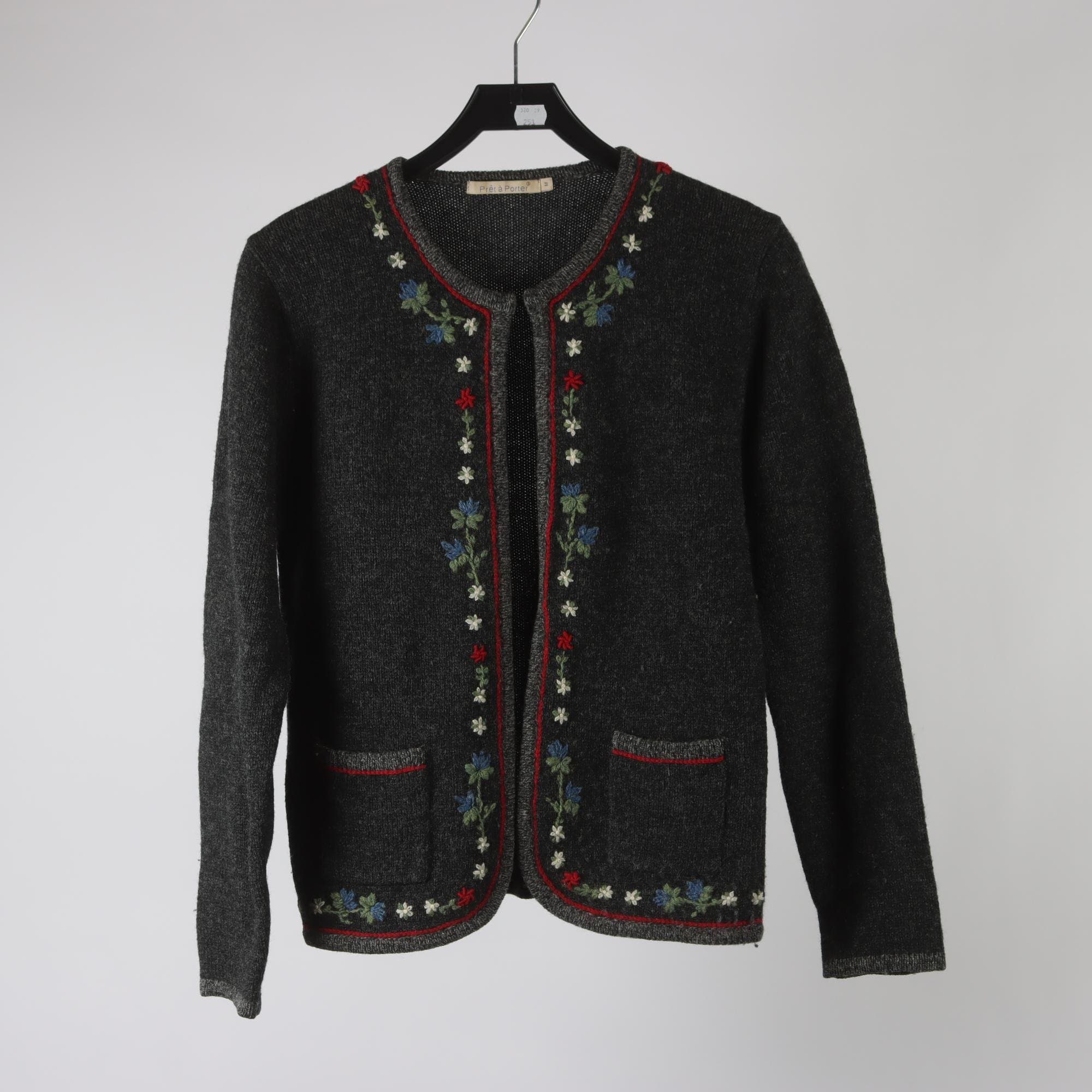 Kofta, Pret a Porter, grå, broderad, 100% ull, stl. M.