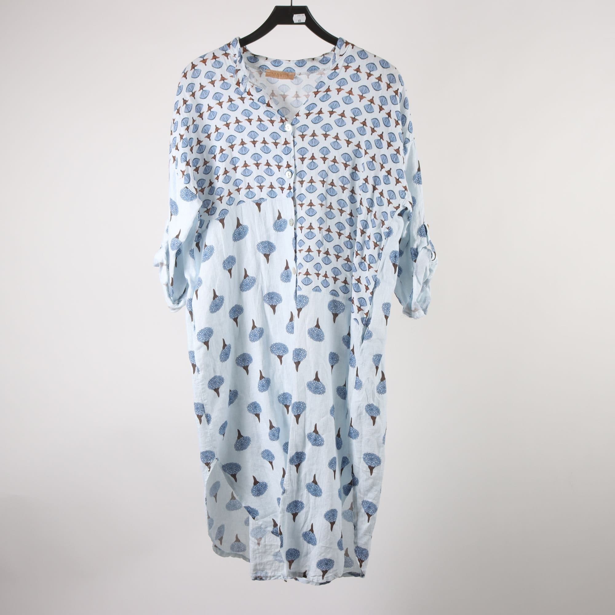 Klänning, Marta, vit, blå, mönstrad, linne, stl ca. M/L