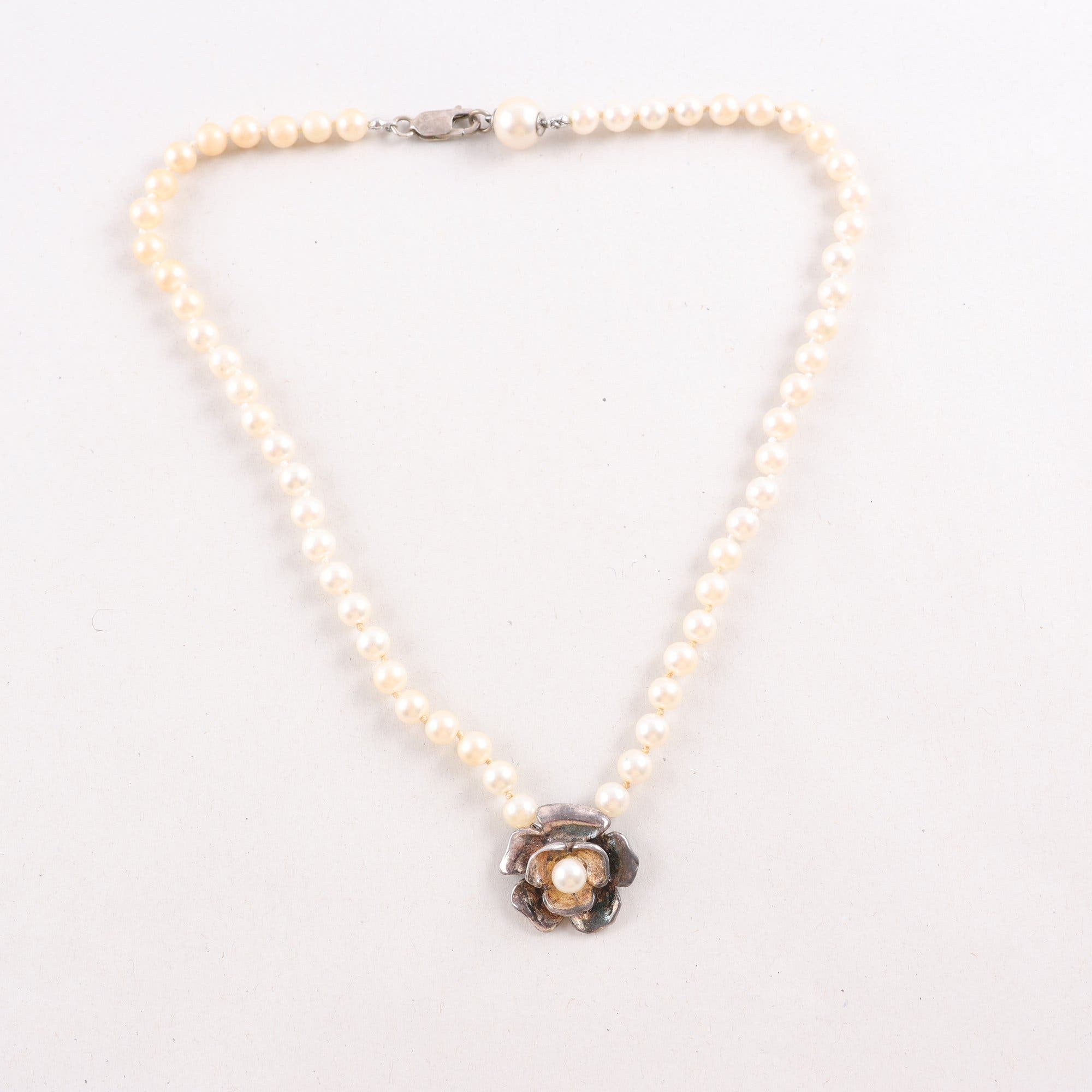 Collier, syntetiska pärlor, silver