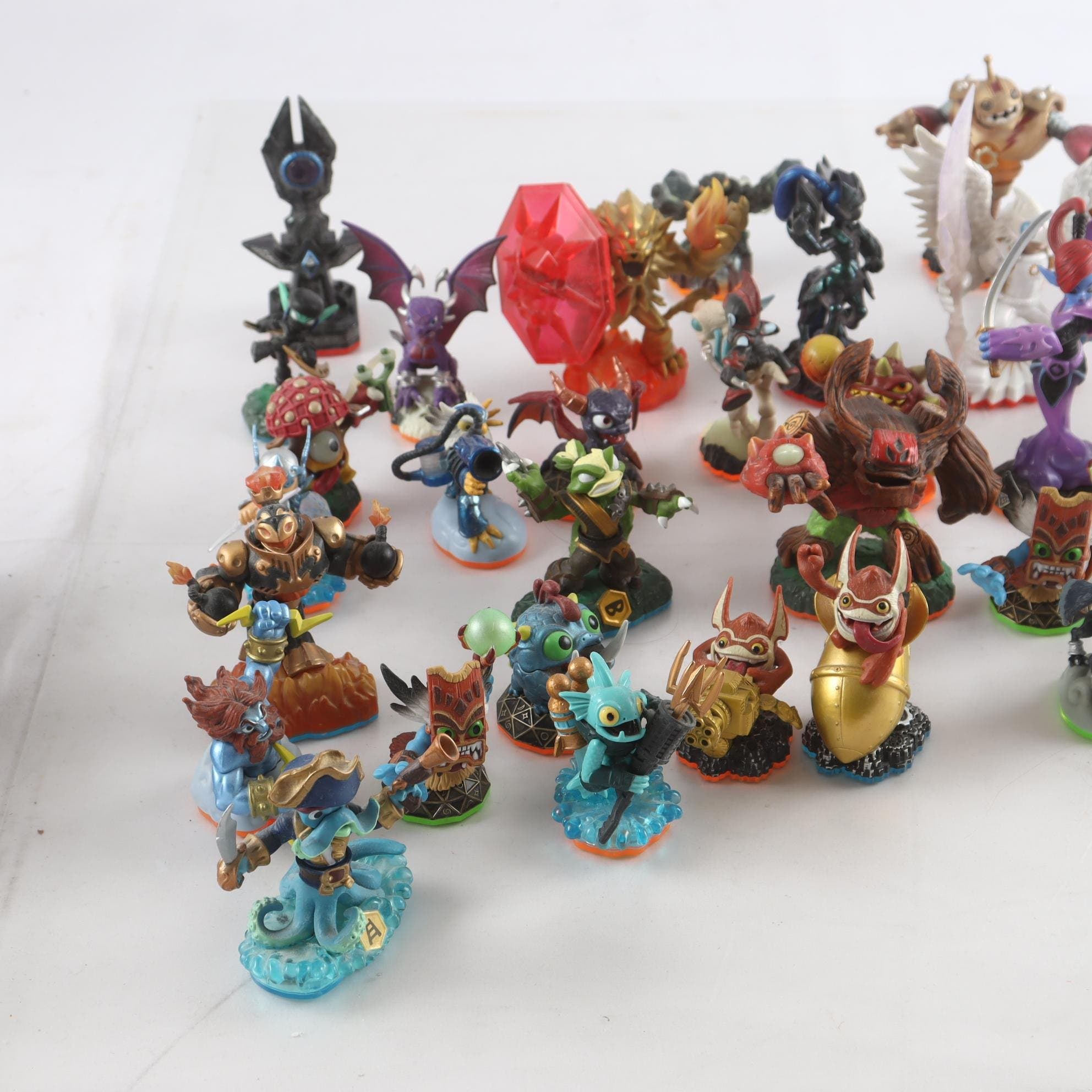 Figurer, Skylanders,med tillbehör, stort parti.