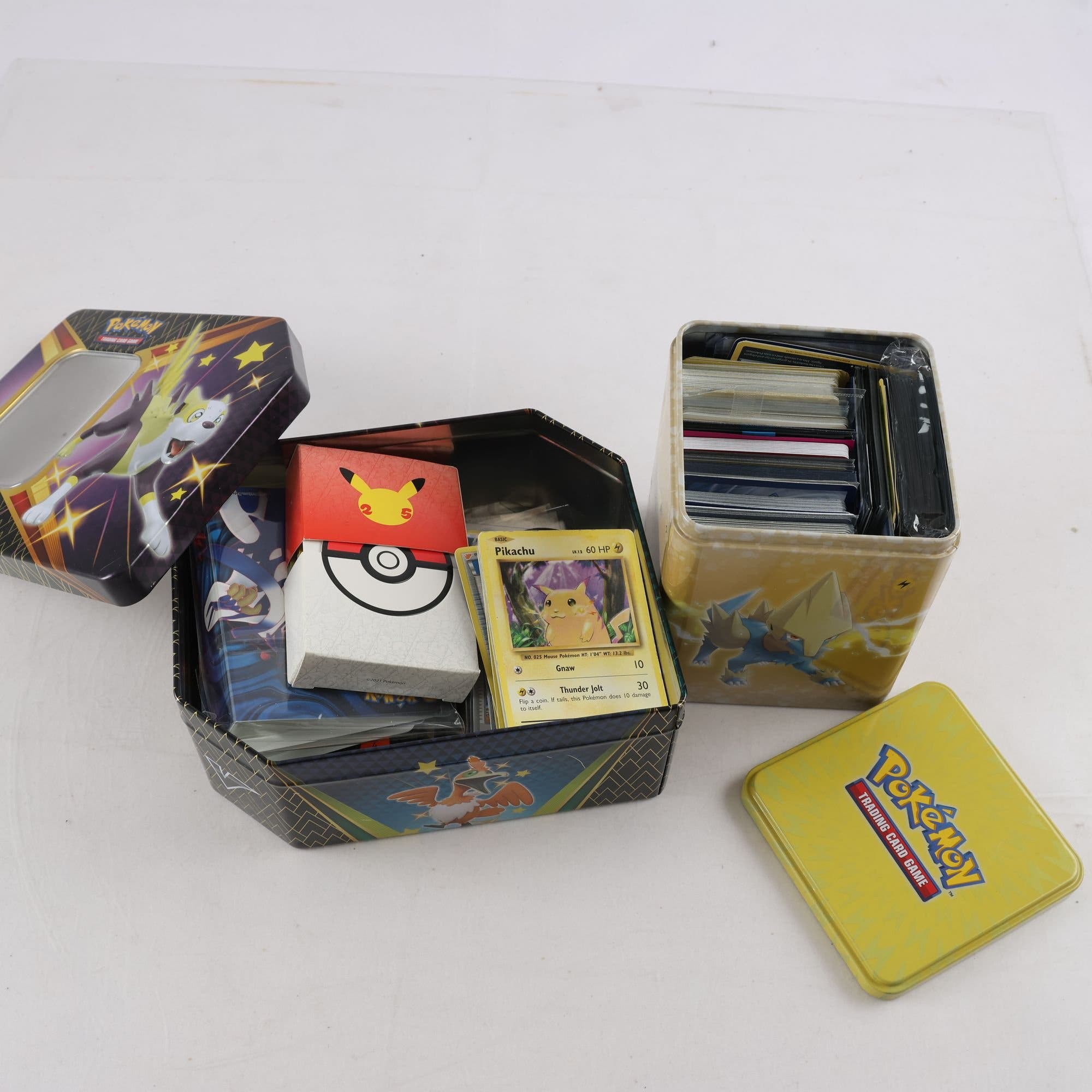 Pokémonkort & sleevs. två lådor.
