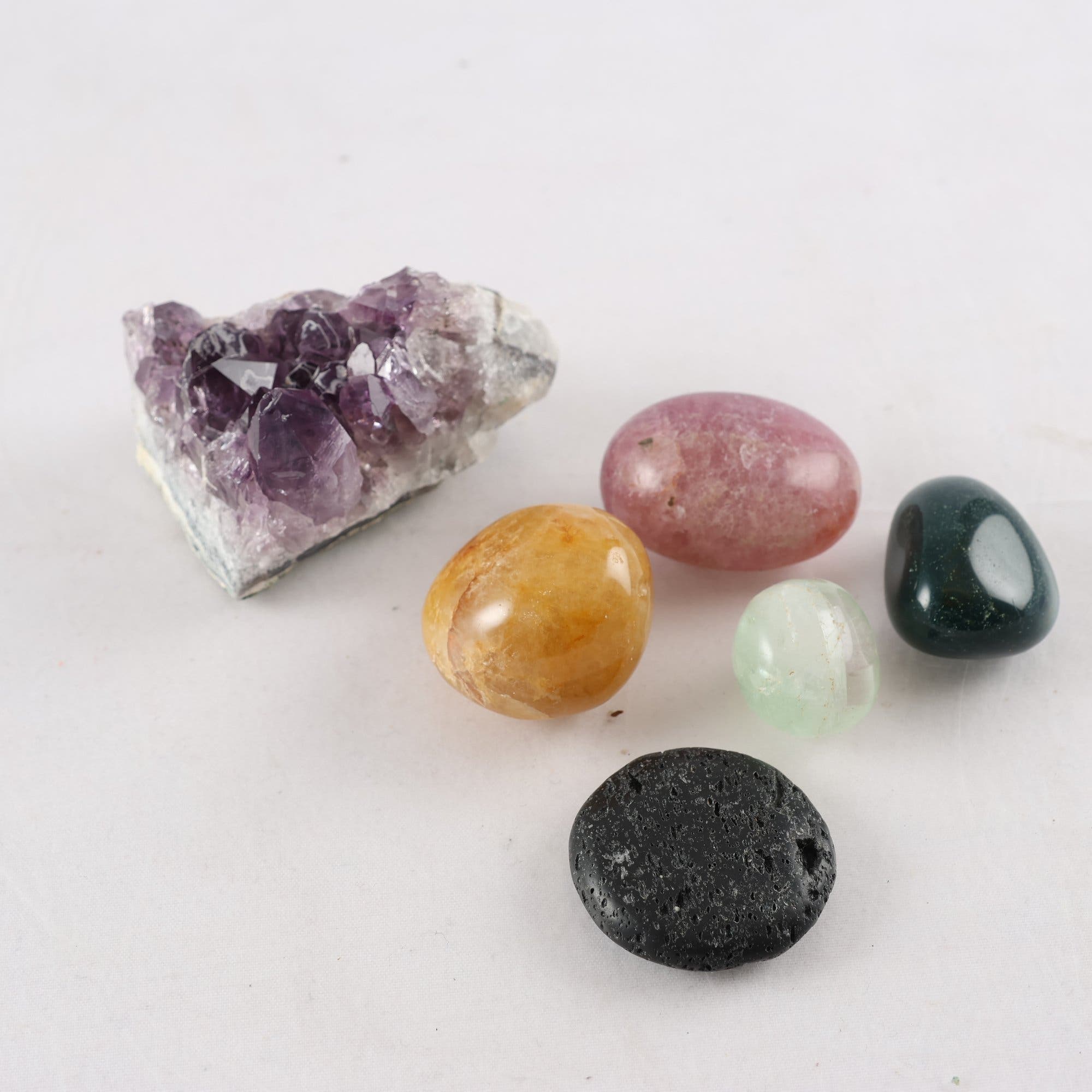 Stenar, bl.a mossagat, Fluorit, lavasten, golden healer, rå ametist.