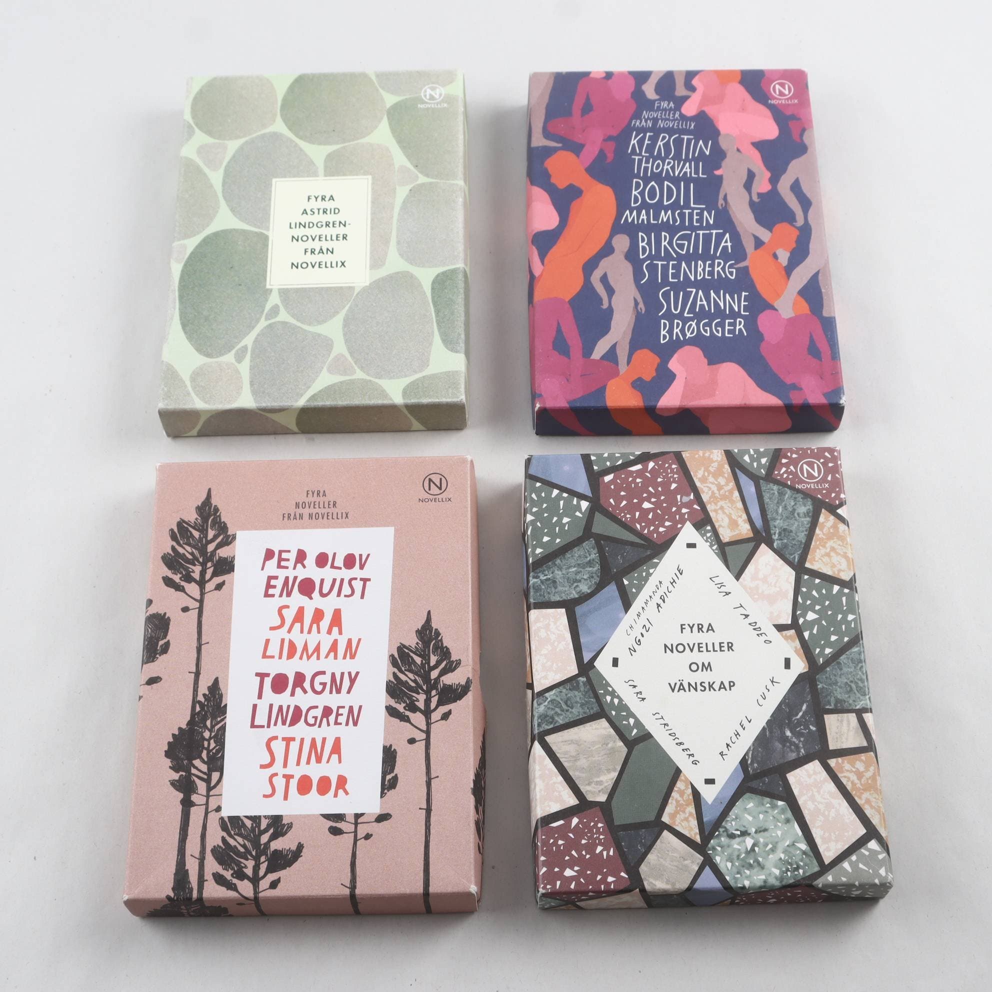 Novellix, paket med 4 novellboxar, 4 böcker i varje box
