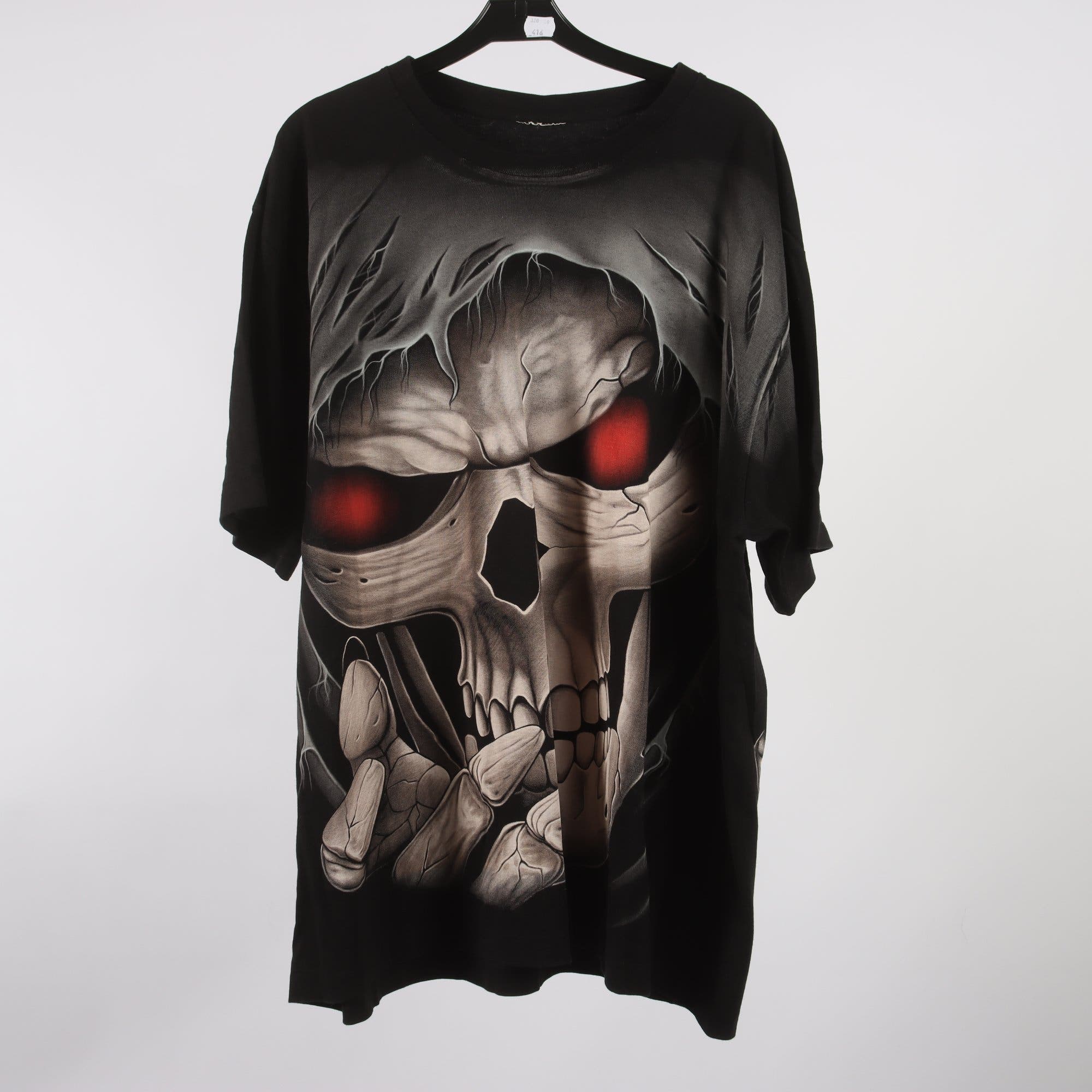 T-shirt, svart, vit, röd, stl. ca. X/XXL.