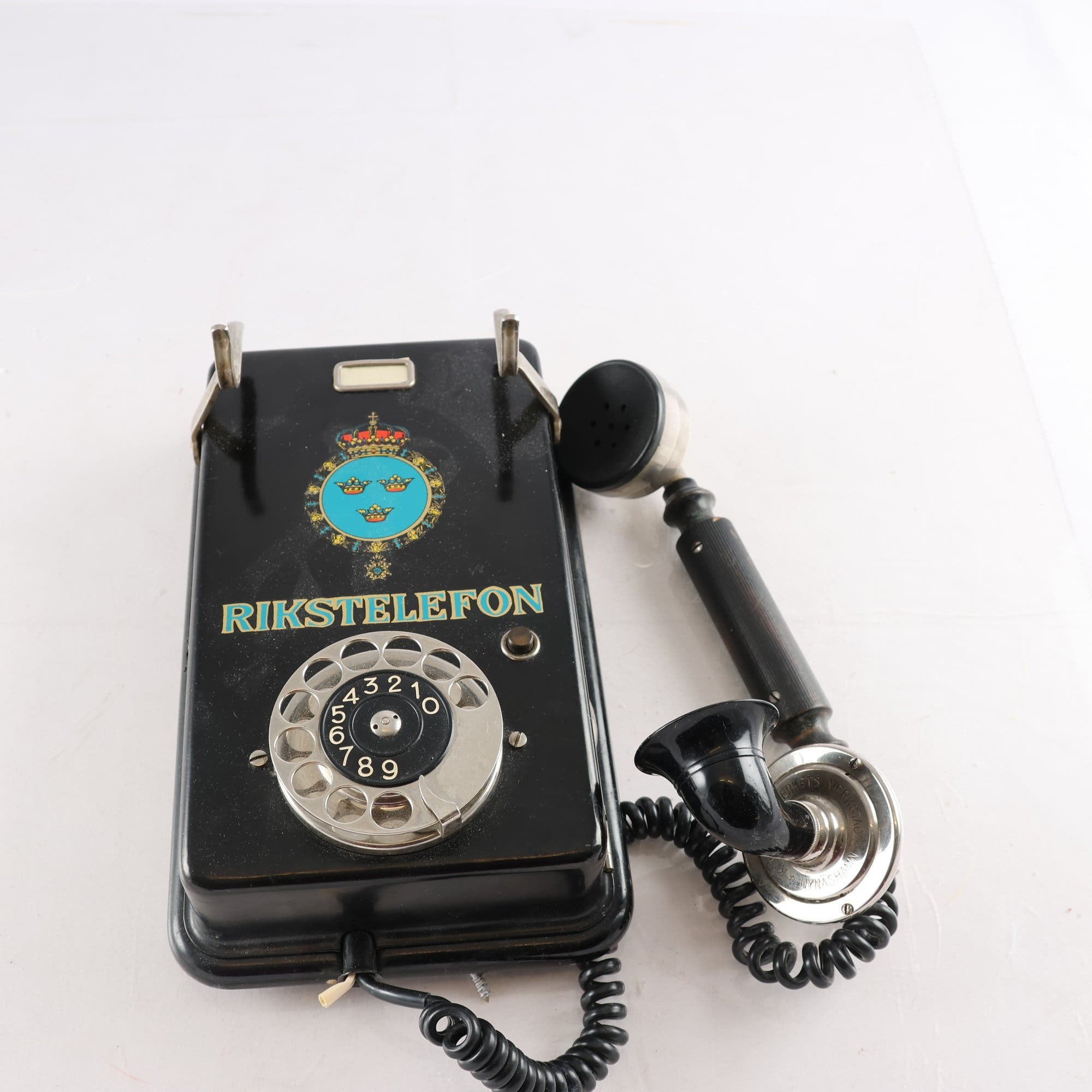 Telefon, vägghängd, rikstelefon. Samfraktas ej.