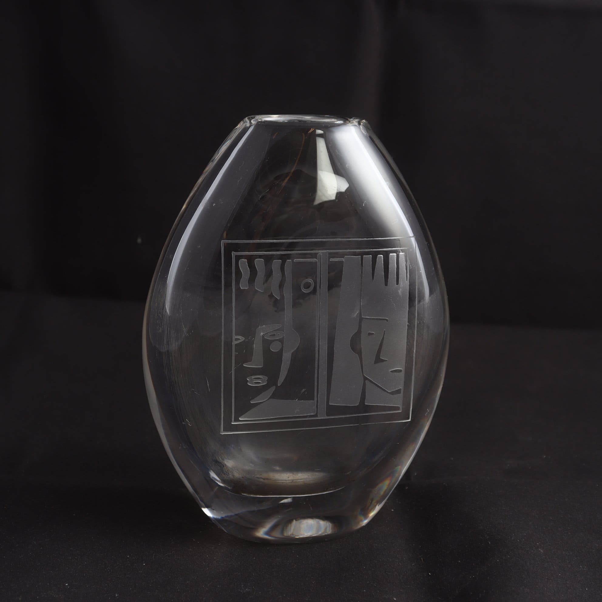Vas, glas, Gunnar Cyrén, Orrefors, motiv med ansikten, signerad Orrefors