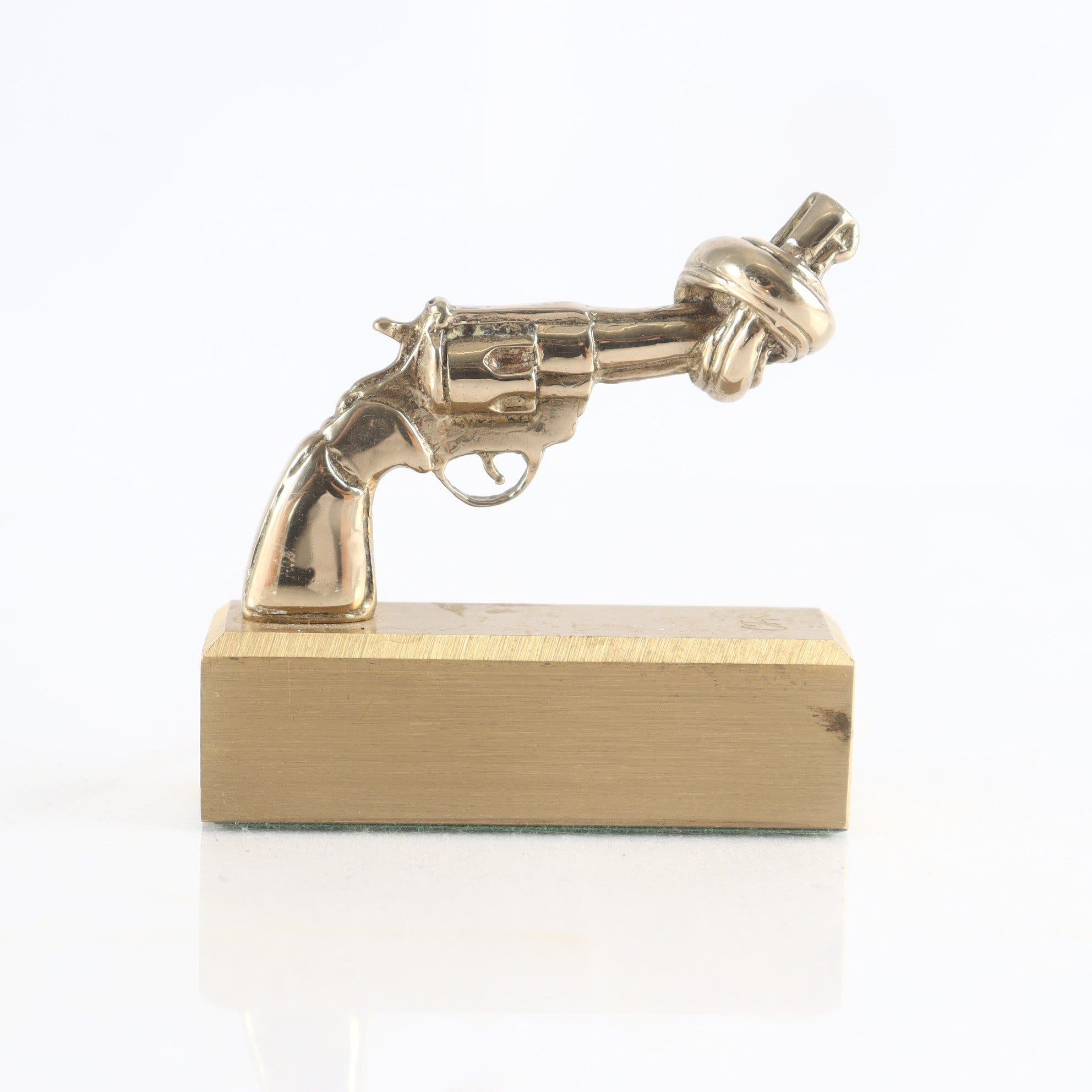 Skulptur, mässing, Carl Fredrik Reuterswärd ”Non violence”