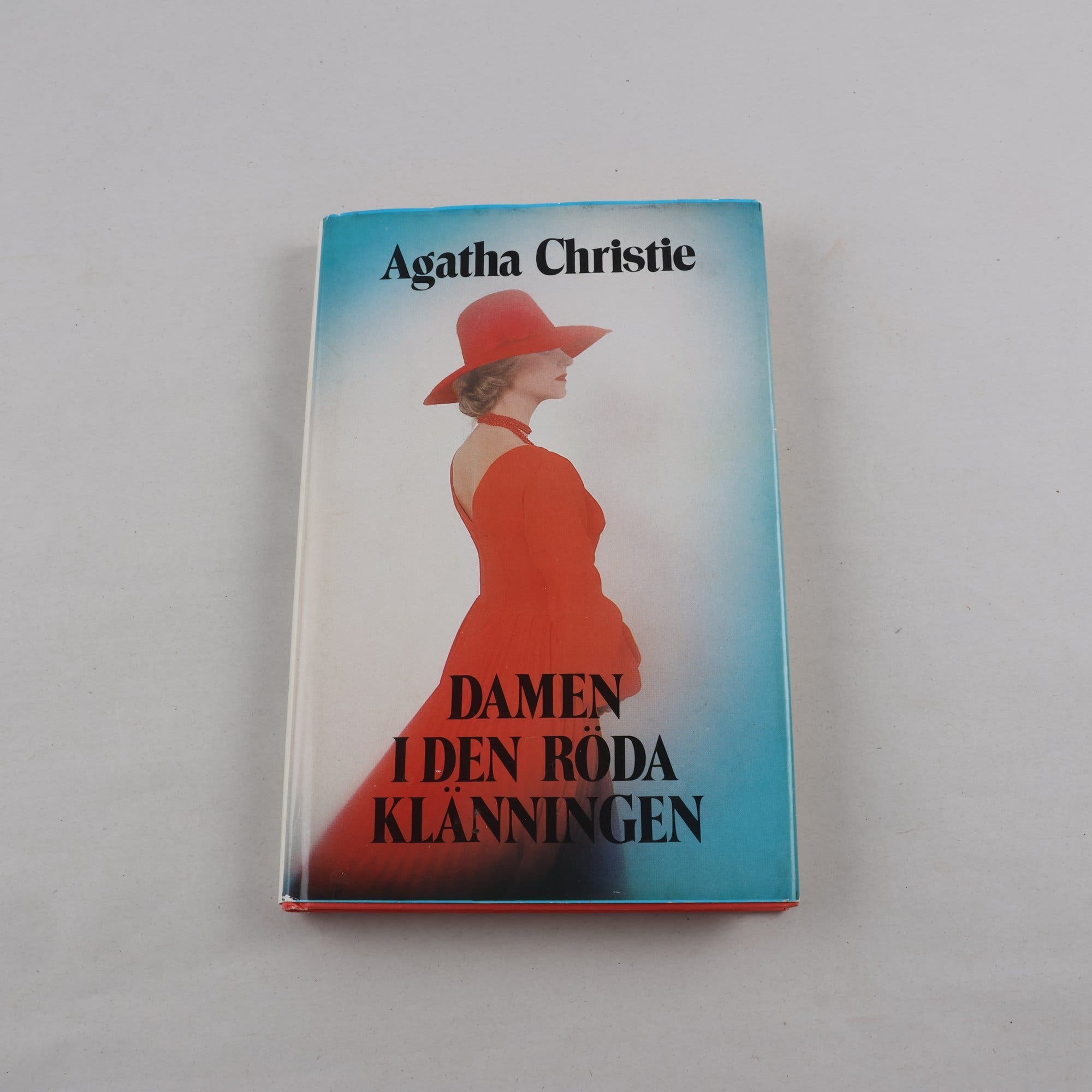 Agatha Christie, Damen i den röda klänningen