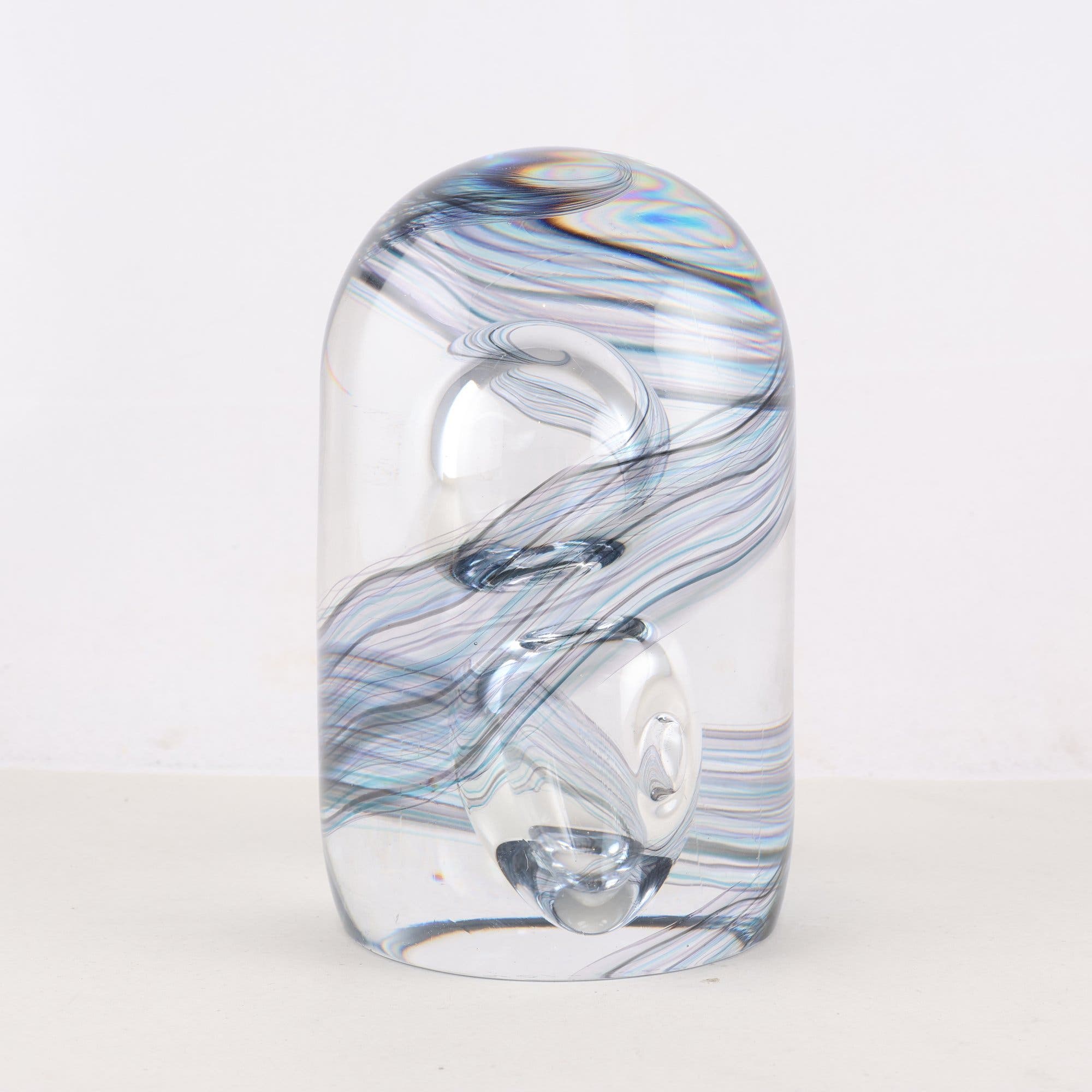 Konstglas, brevpress. Samfraktas ej.