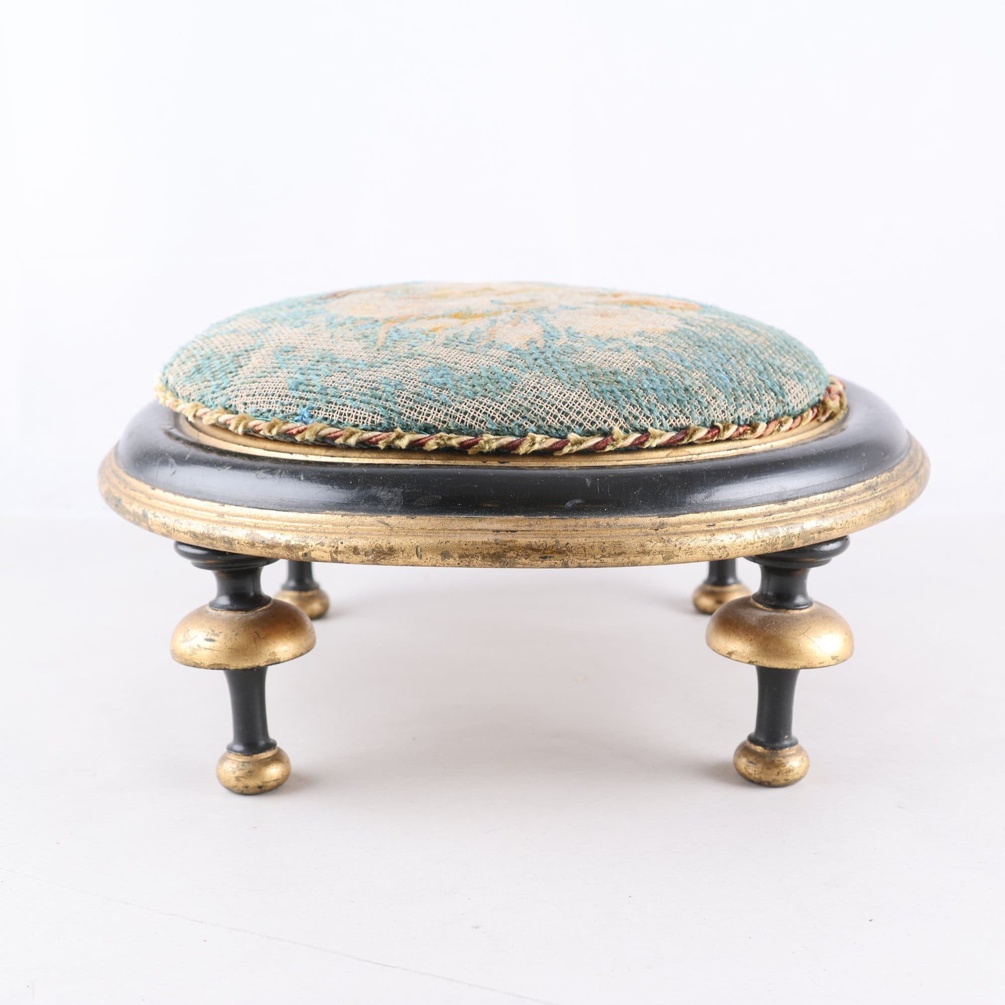 Fotpall, 1800/1900-tal. Samfraktas ej.