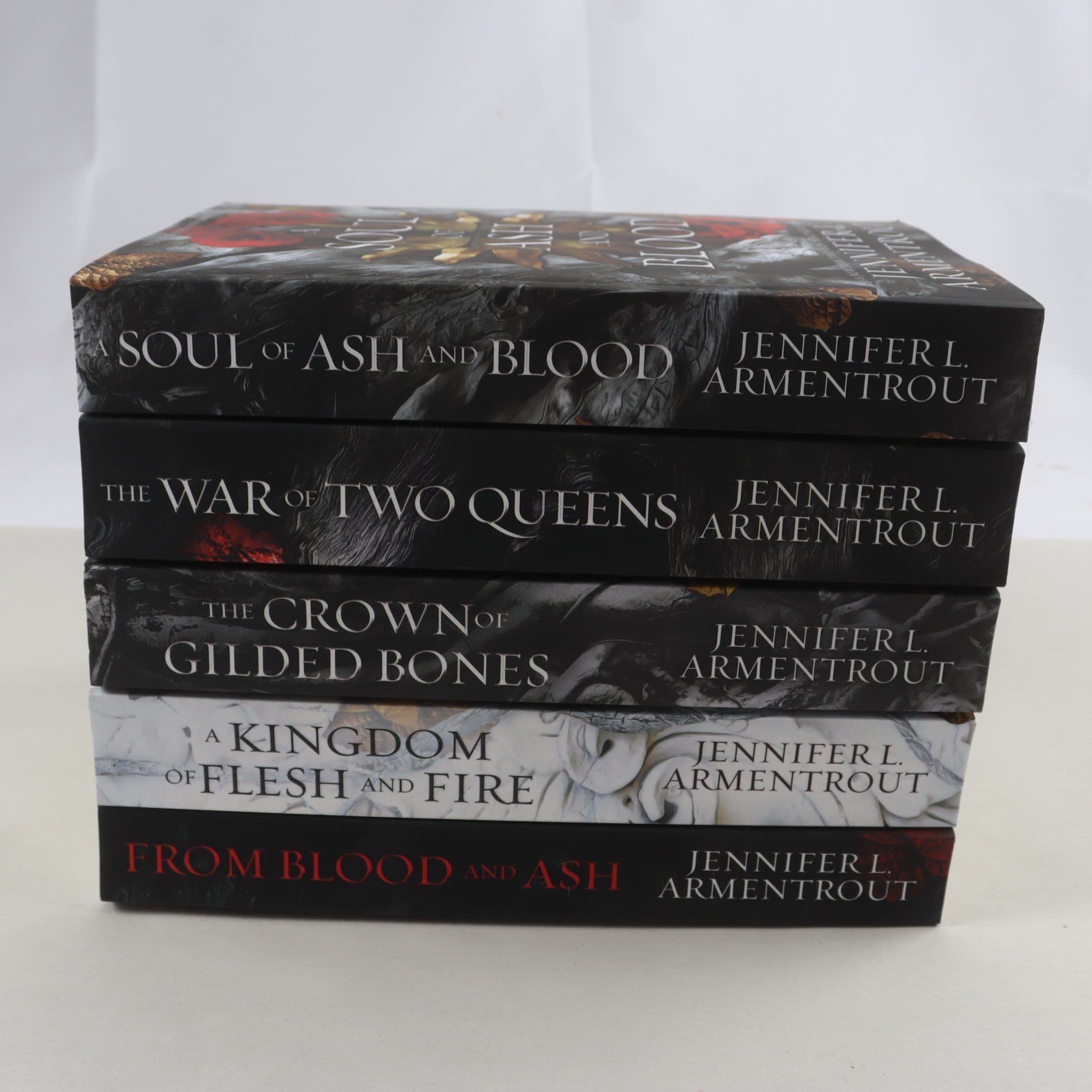 Jennifer L. Armentrout, Blood and Ash, 5 volymer. Samfraktas ej