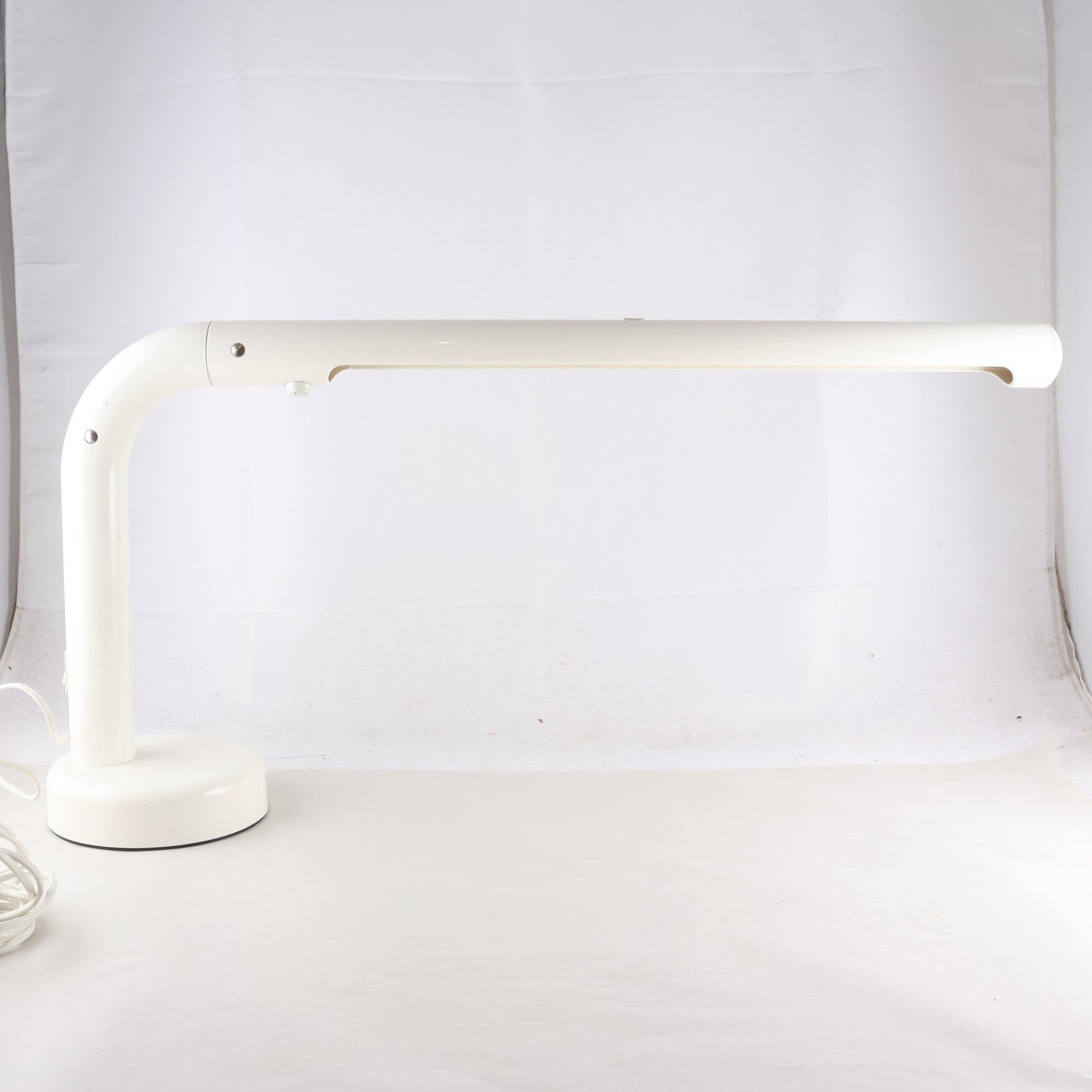 Bordslampa, ”Tuben” Ateljé lyktan, vit. Endast avhämtning.