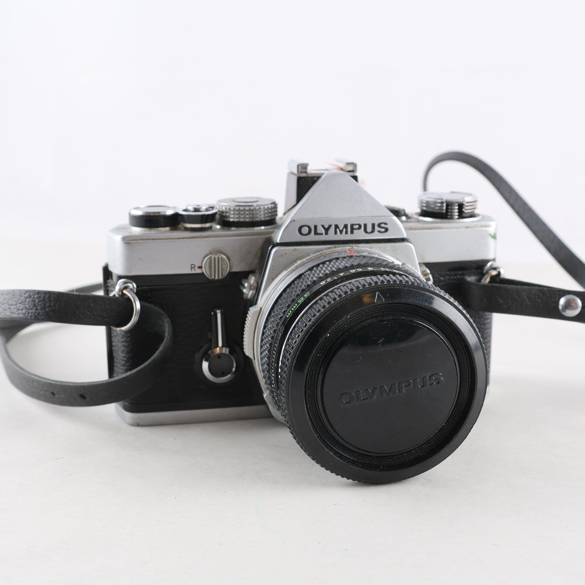 Kamera, Olympus OM-1 med 35 mm objektiv.