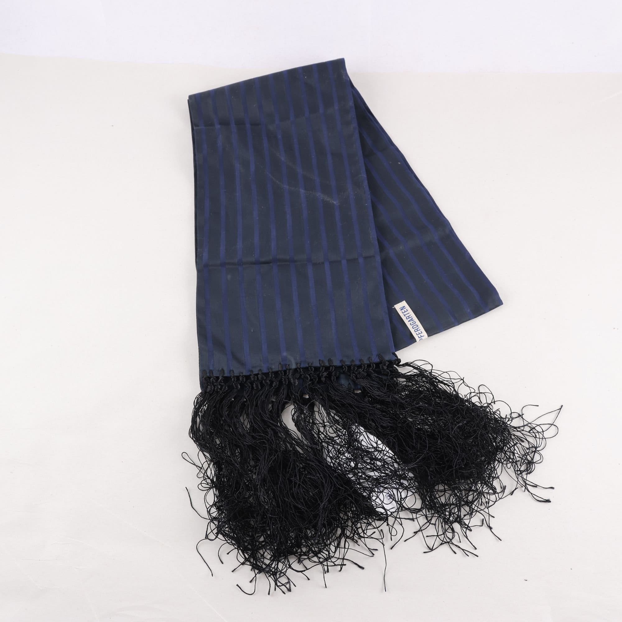 Scarf, Baum Und Pferdgarten