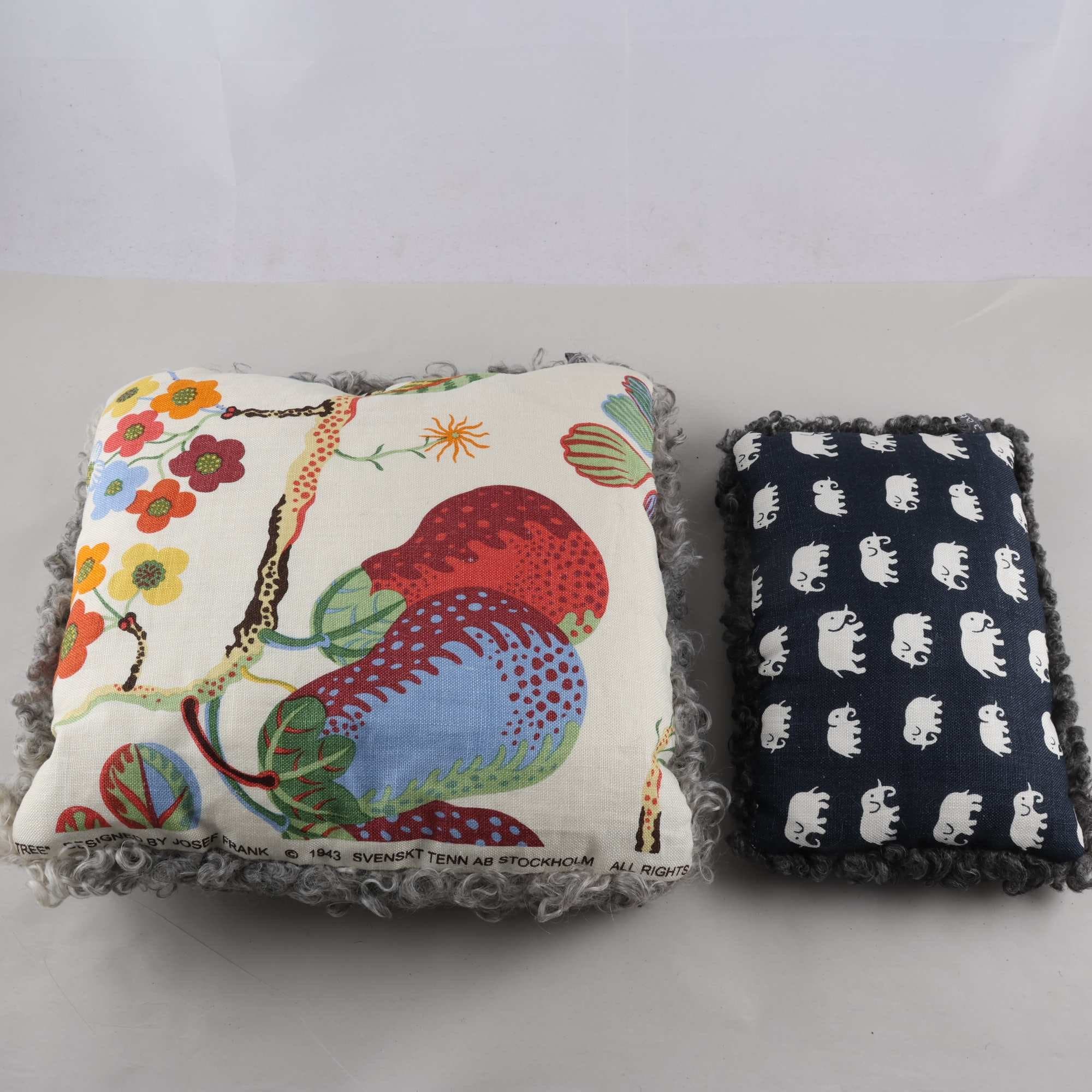 2 fårskinnskuddar, Svenskt Tenn, Josef Frank, grå