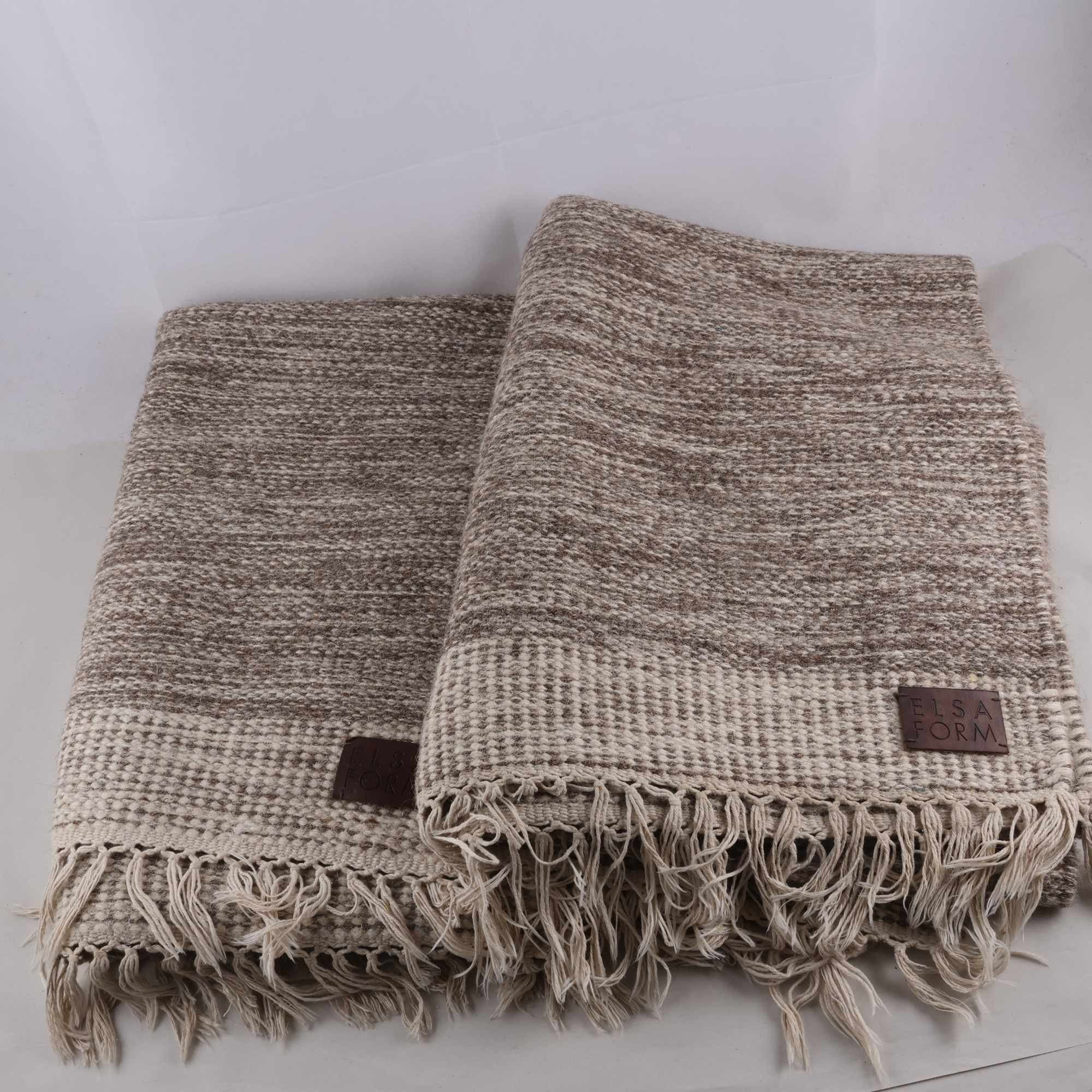 2 ullmattor, Elsa Form, beige. Samfraktas ej