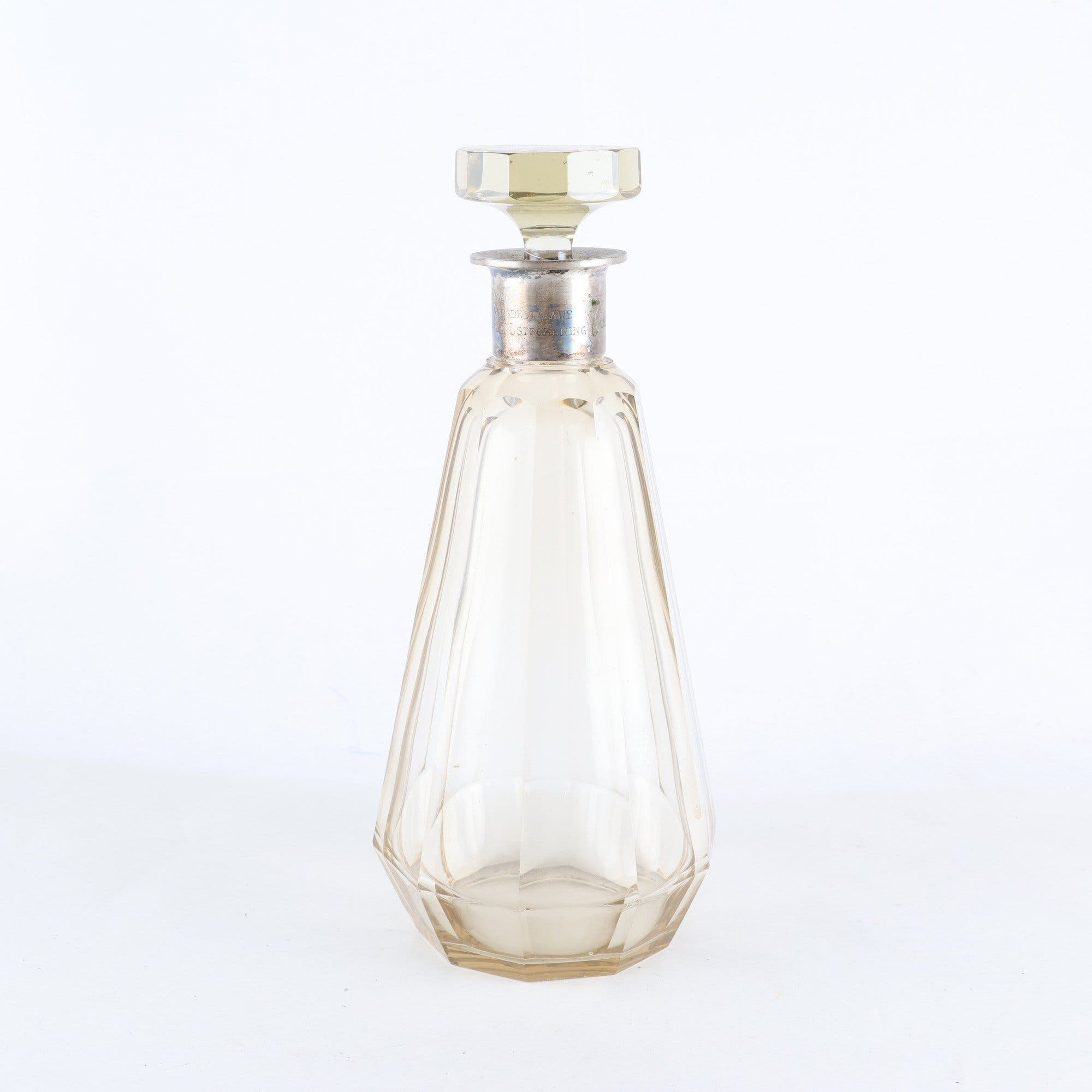 Karaff, glas med silverdetalj. Samfraktas ej