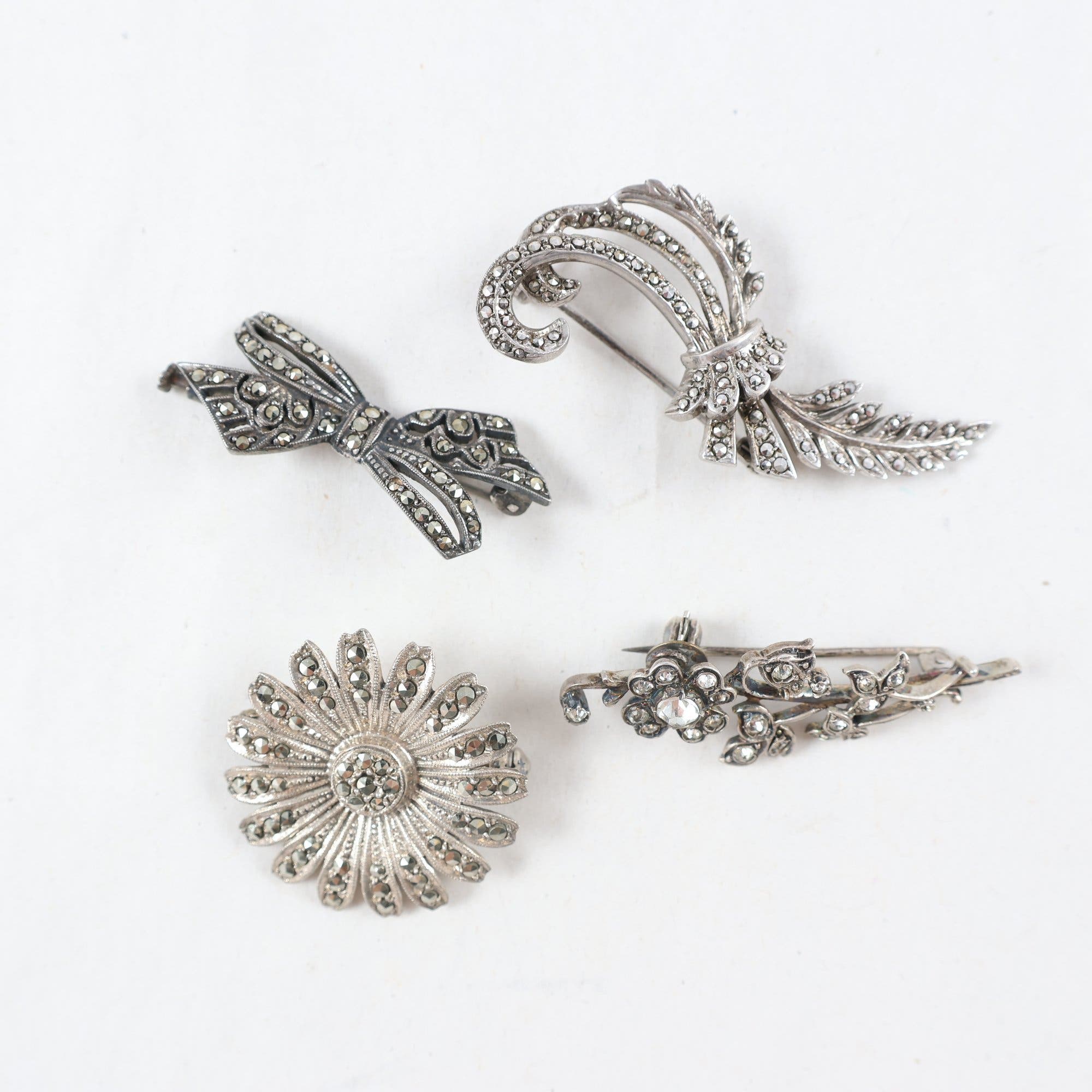Broscher, silver och stenar