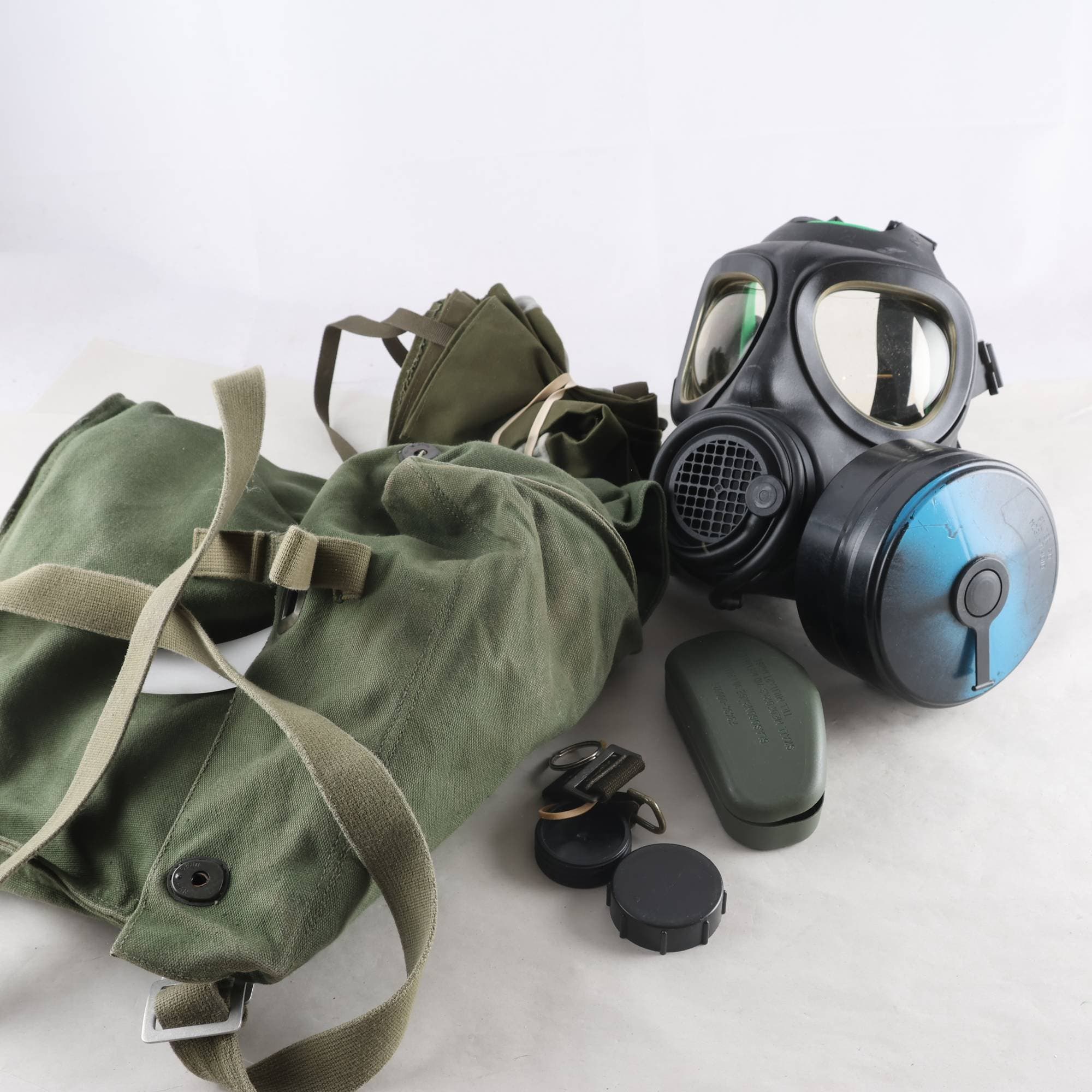 Gasmask, Svensk Militär, väska,glasögon och handskar, Forsheda F2 Skyddsmask 90