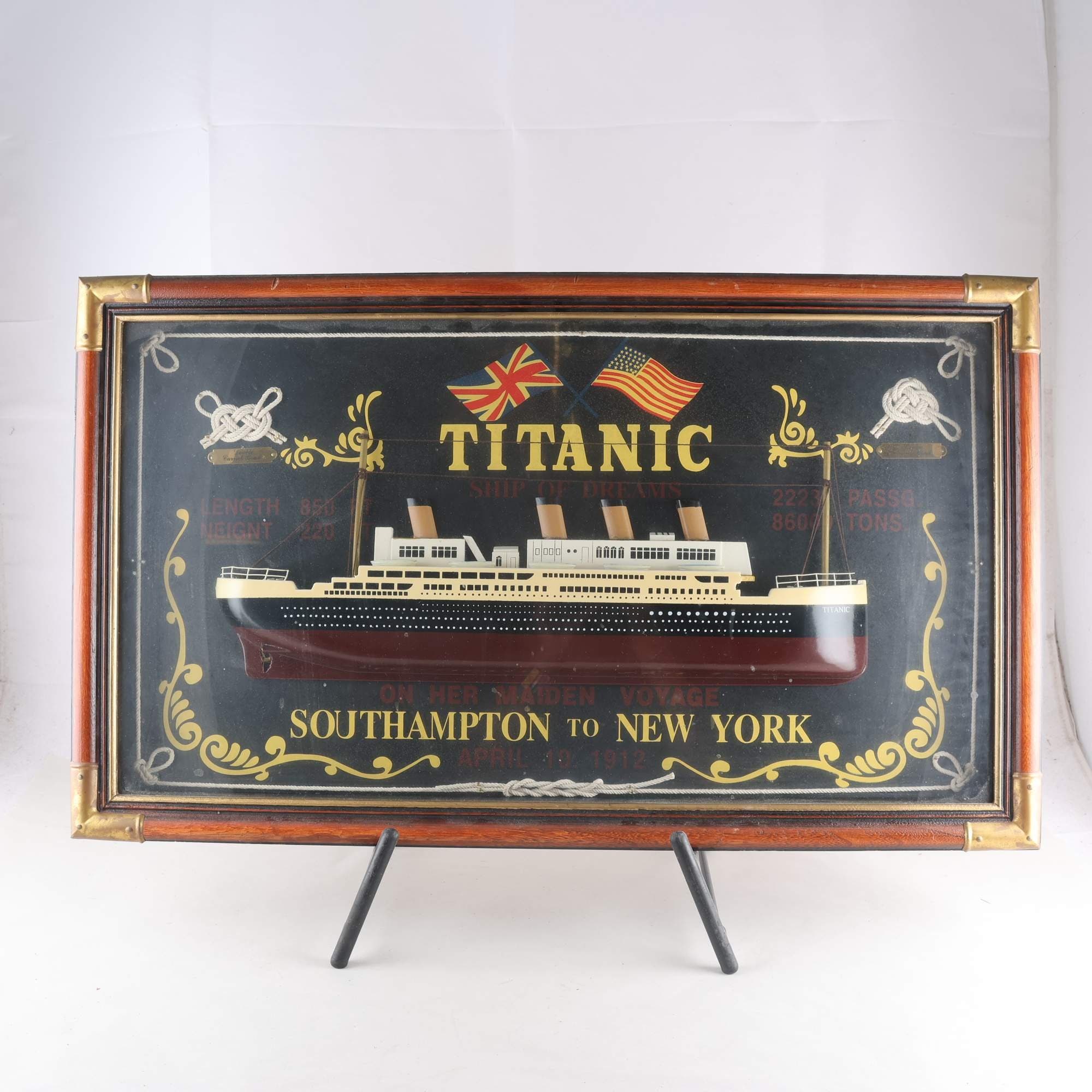 Diorama, ”Titanic -ship of dreams”, trä samt snöre. Endast avhämtning