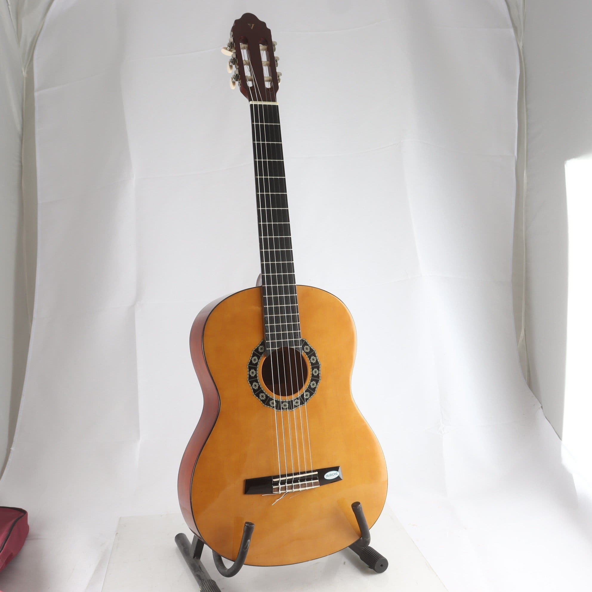 Akustisk gitarr, Valencia. Endast avhämtning.