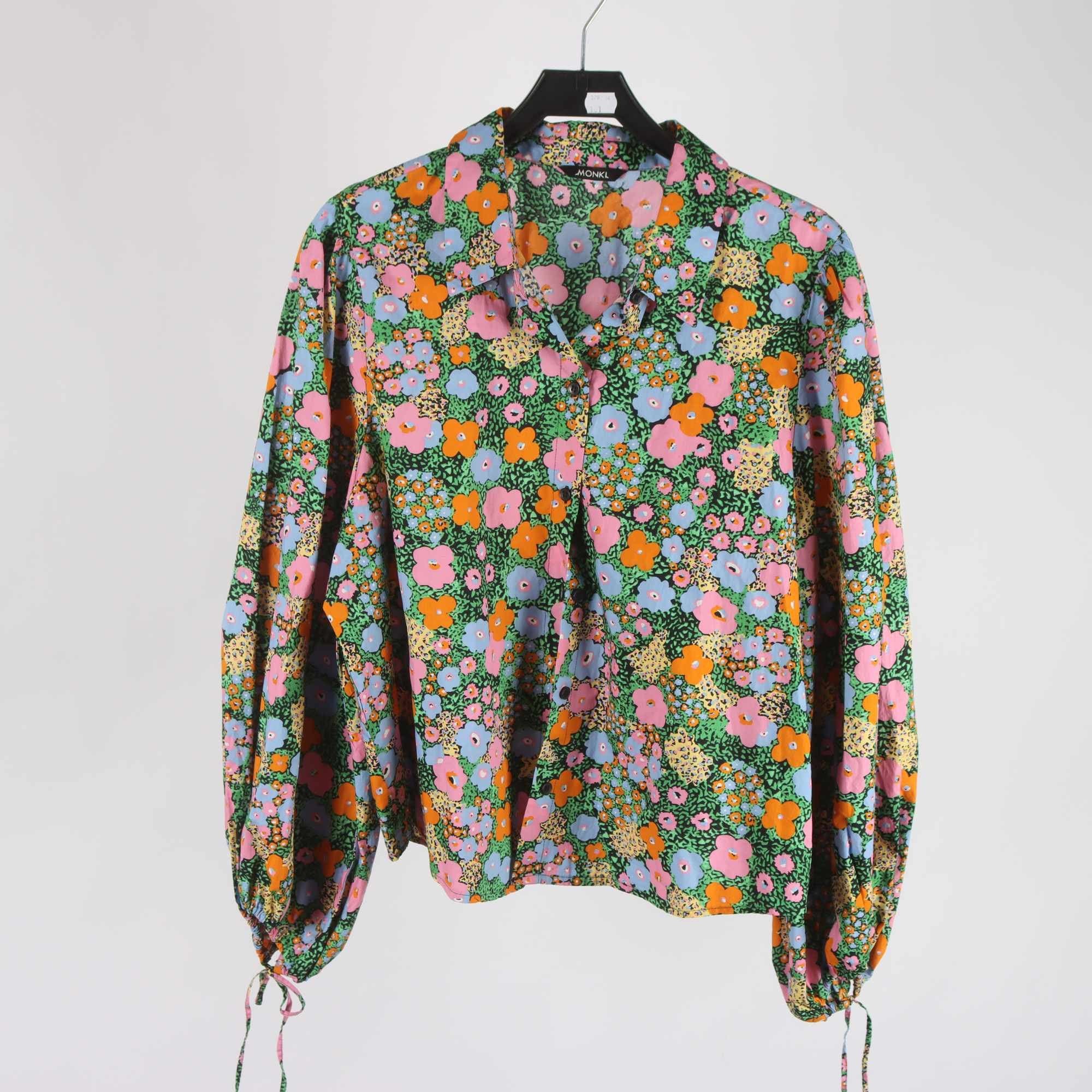 Blus, Monki, blommig, grön, rosa, stl. ca. XL.