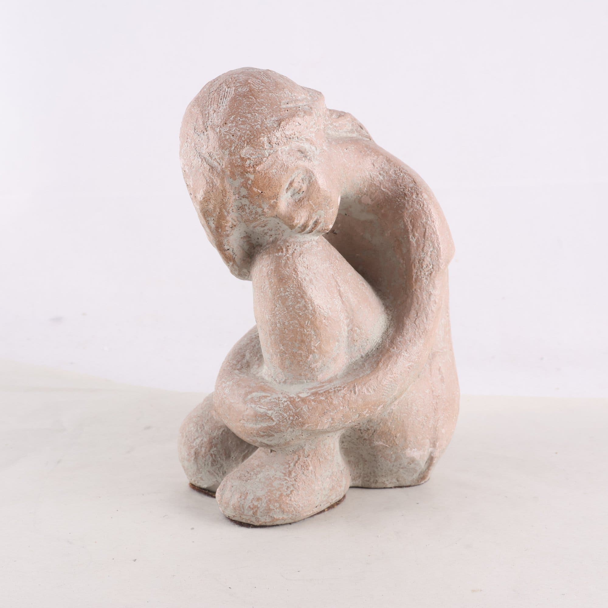 Skulptur, sittande flicka, Sever, Austin Prod Inc, 1970. Samfraktas ej