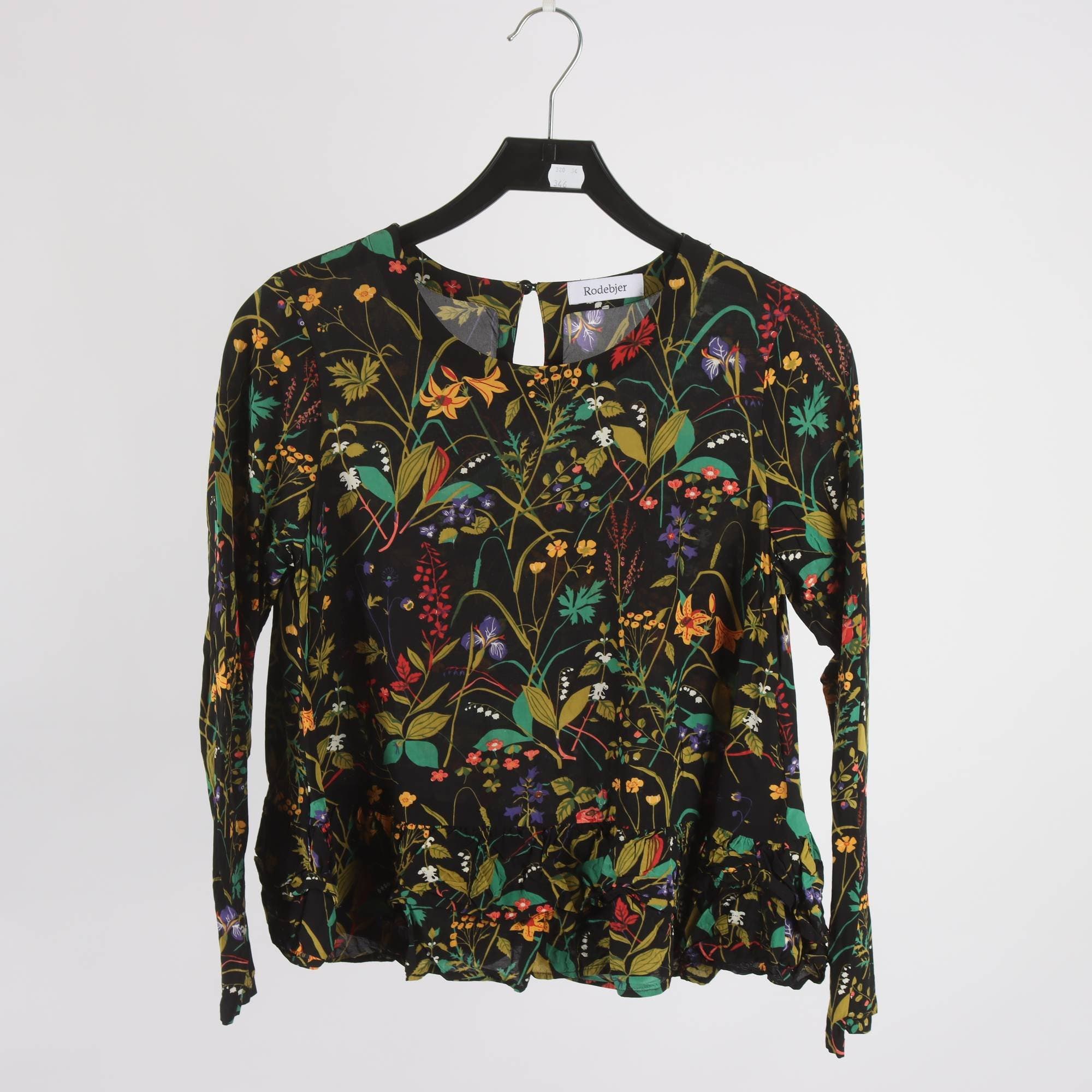 Blus, Rodebjer, blommig, svart, Ros och Lilja by Gocken Jobs, stl. XS.