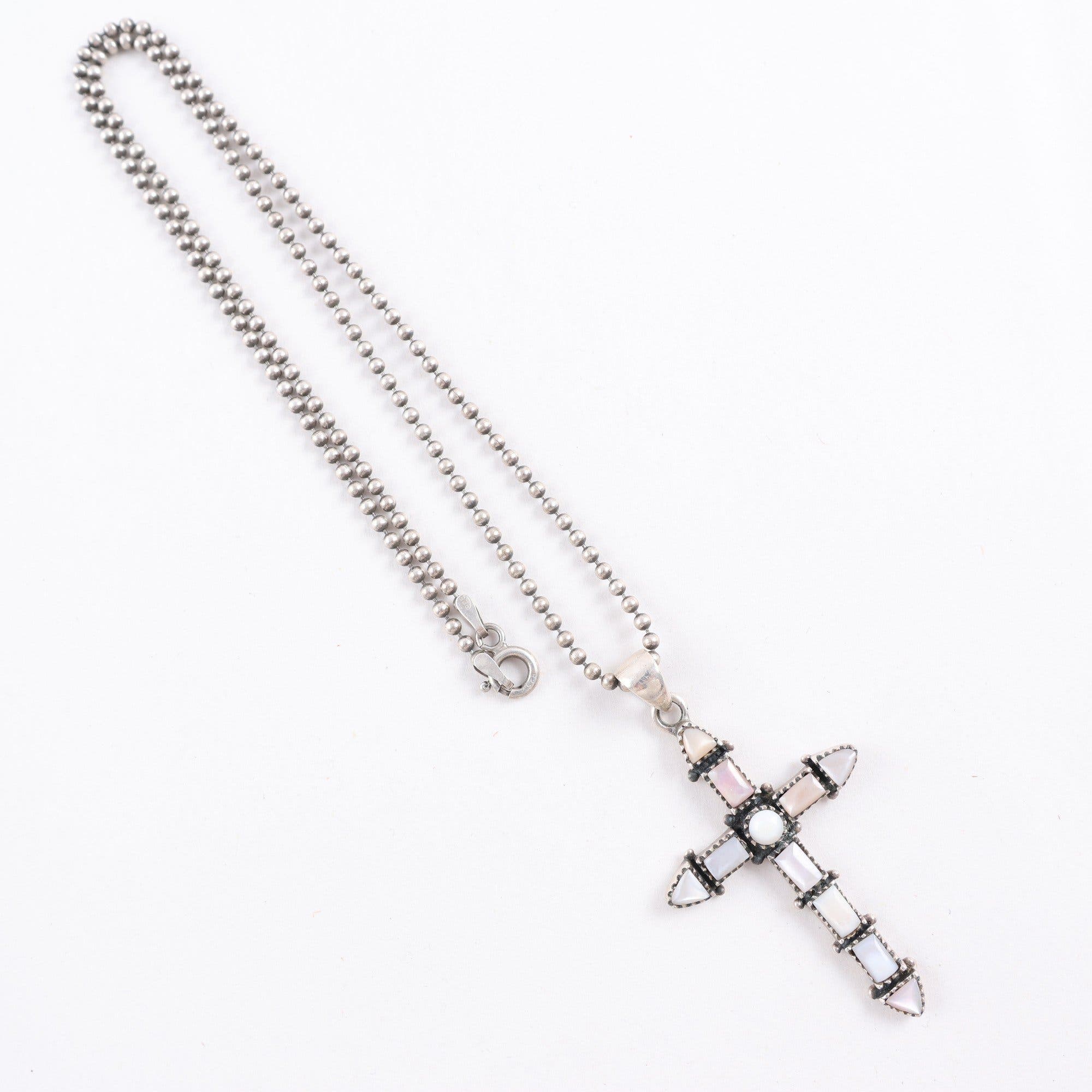Halsband med kors, silver 925 med glasinfattning.
