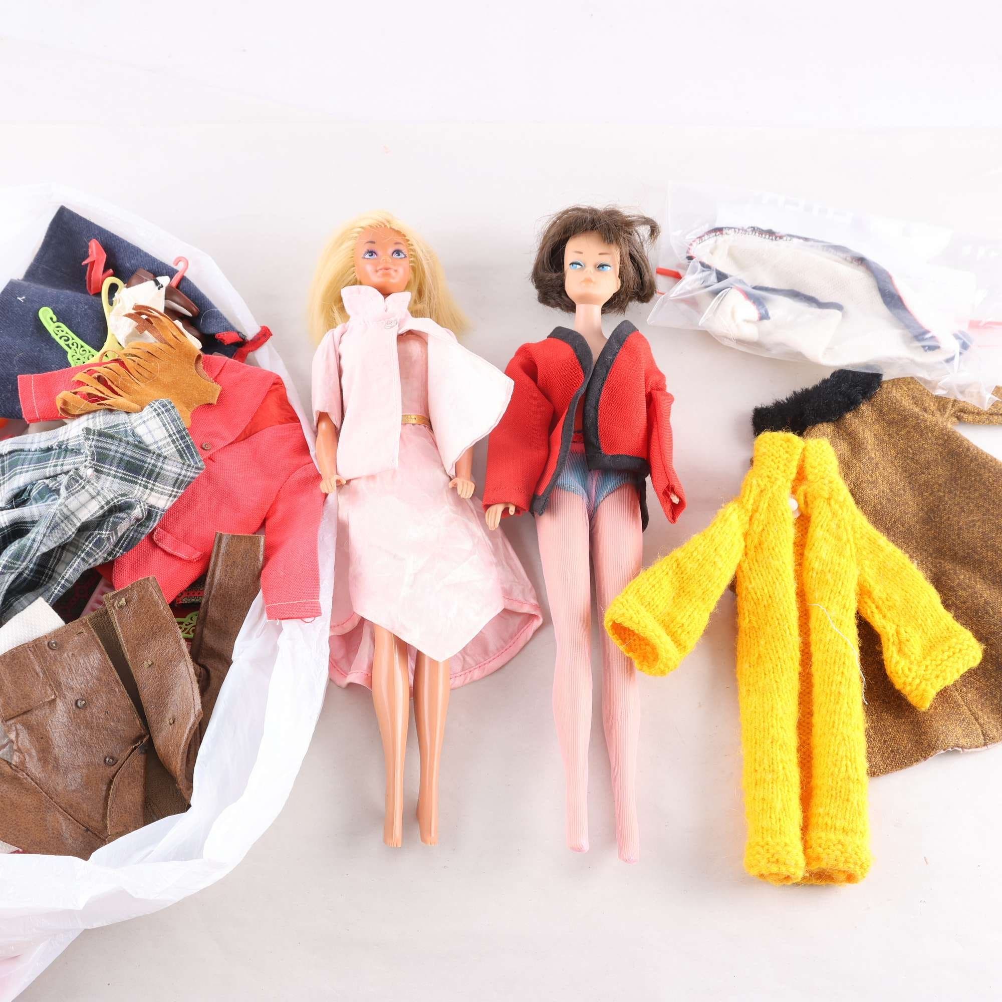 Dockor, Barbie-matterl, med kläder, och tillbehör, retro.