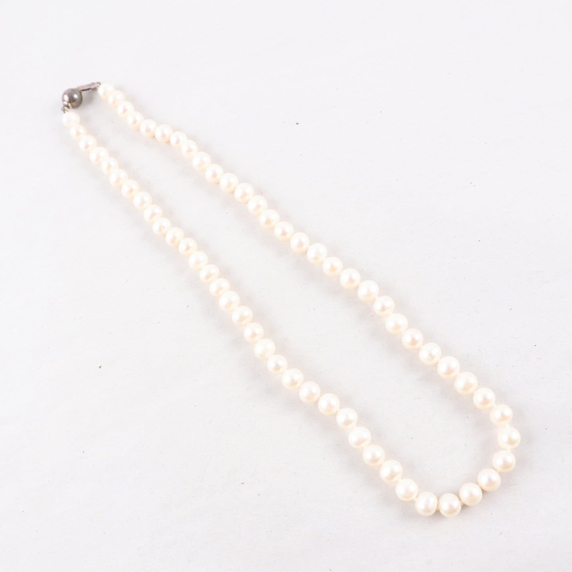 Pärlhalsband med silverspänne.