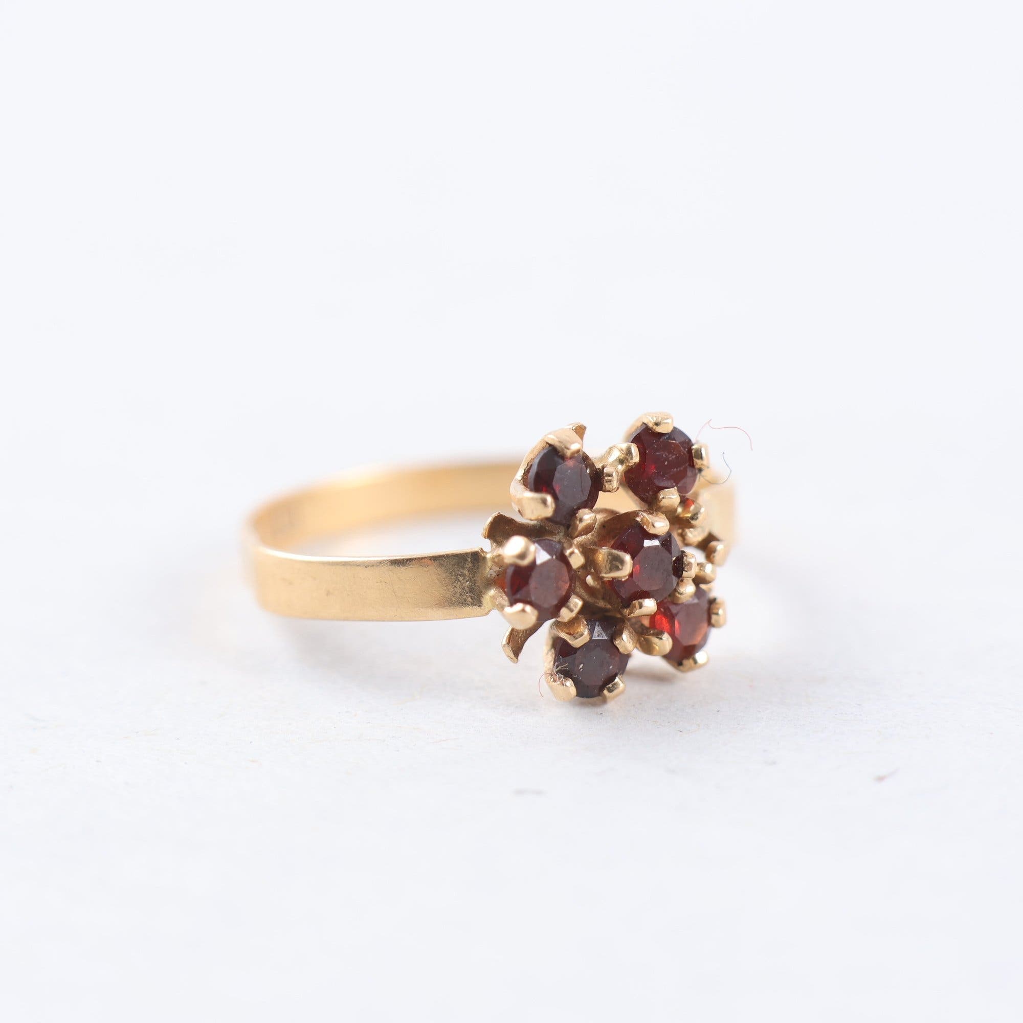 Guldring med granater, 18 K