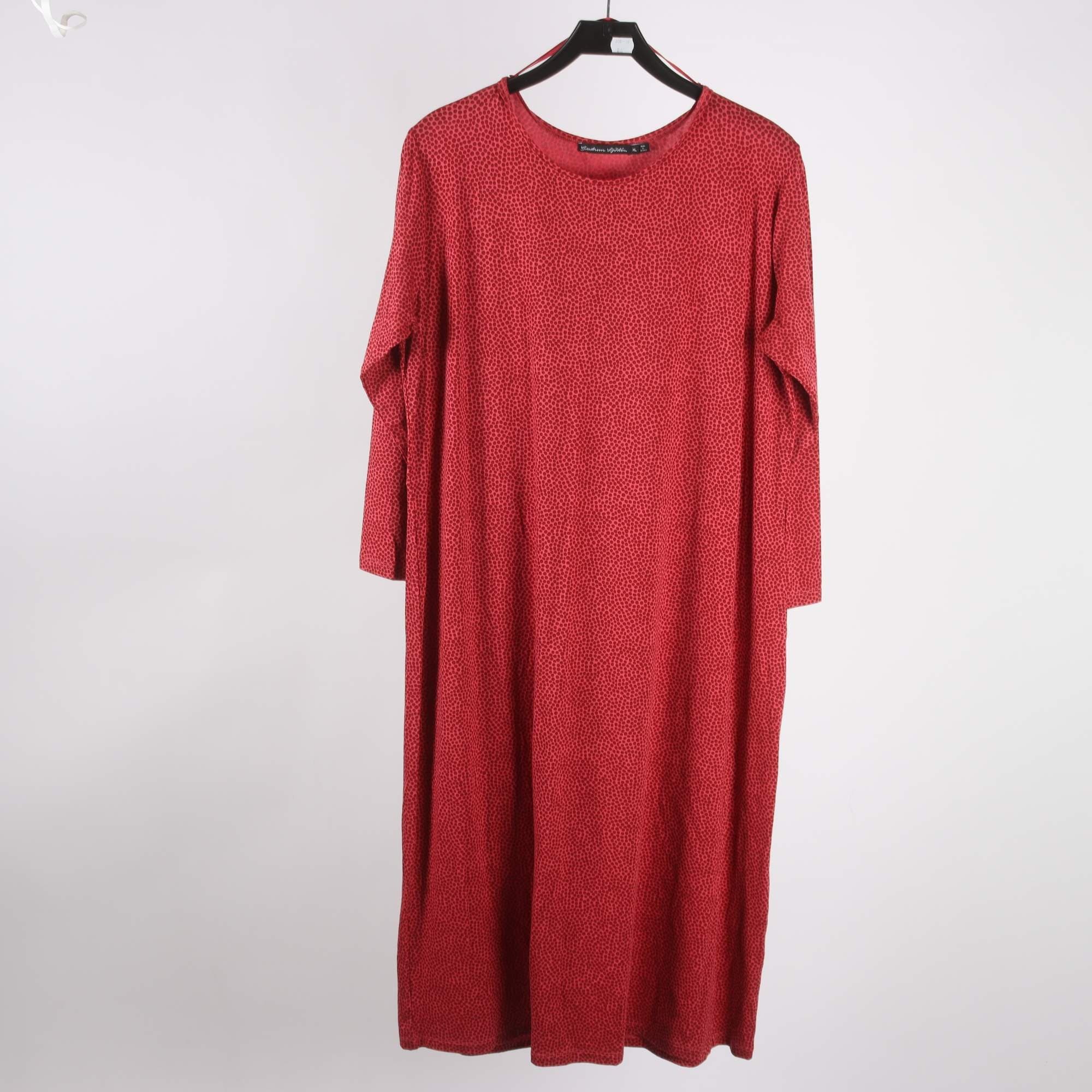Klänning, Gudrun Sjödén, prickig, vinröd, stl. XL.