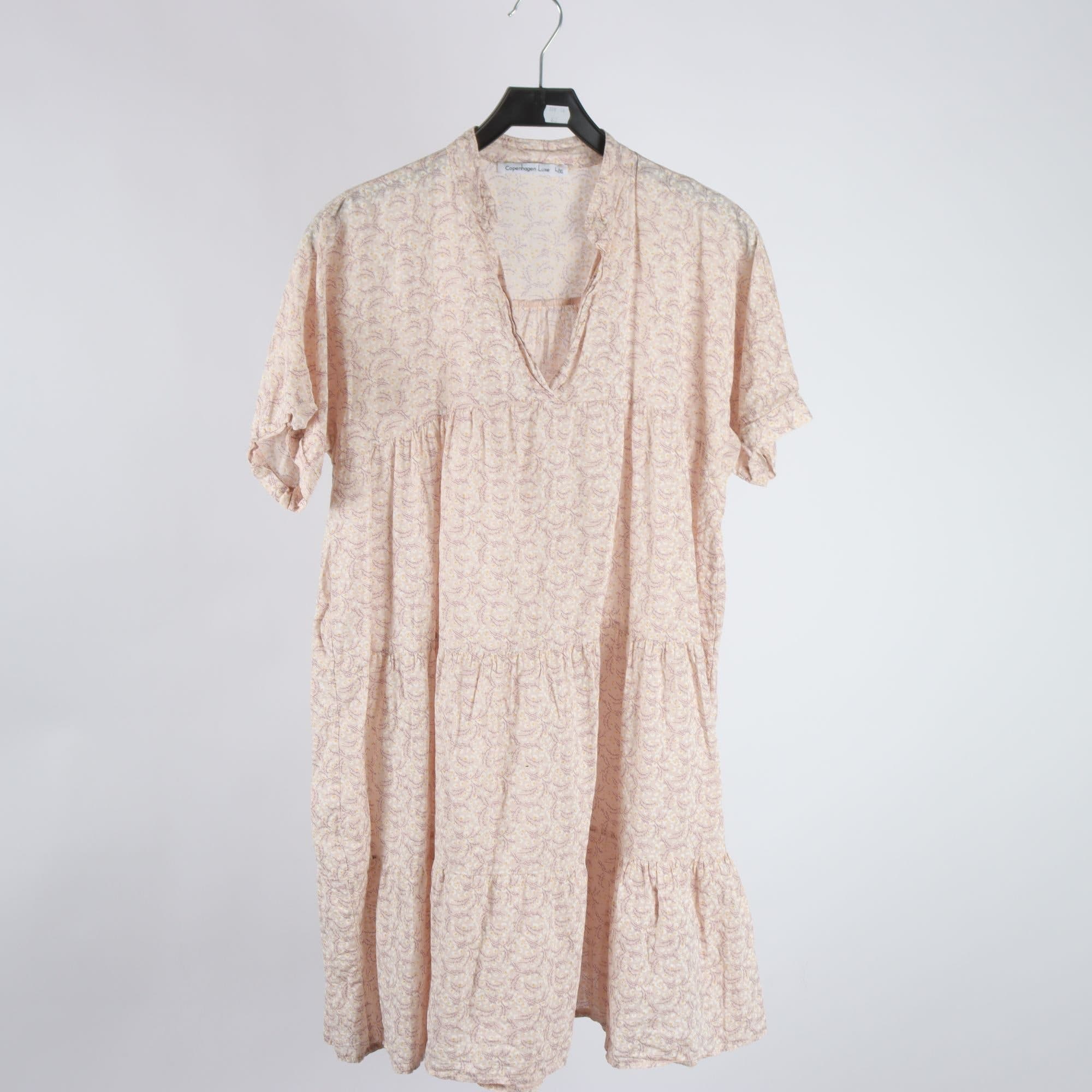 Klänning, Copenhagen Luxe, vit, lila, stl. L/XL.