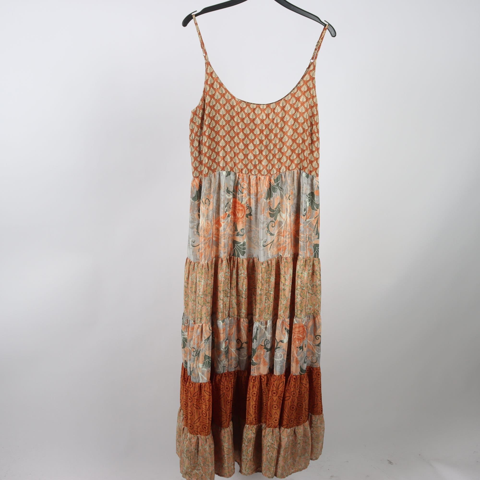 Klänning, Sissel Edelbo, beige, volang, stl. M/L.