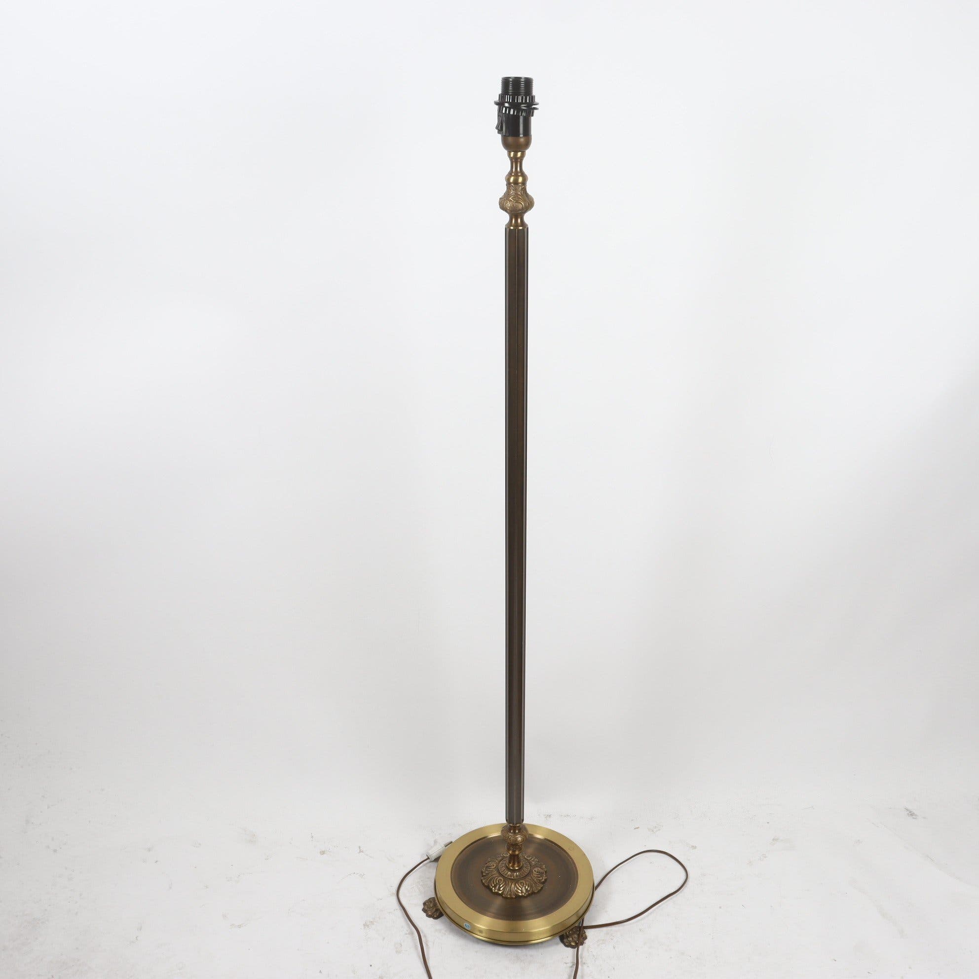Golvlampa, mässing/metall. Endast avhämtning.